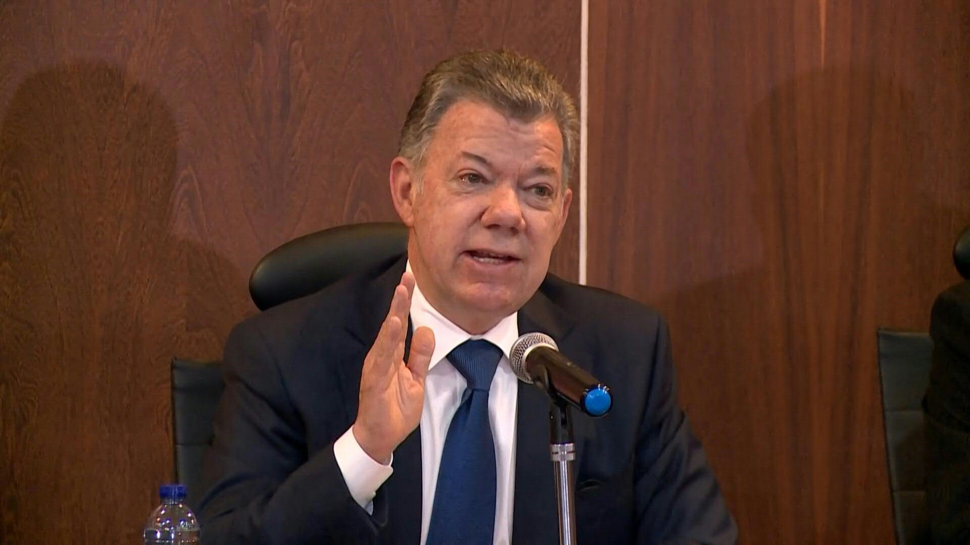 El entonces presidente colombiano Juan Manuel Santos contrató a Garzón para que lo asesora en las negociaciones de paz conlas FARC (Foto: Achivo)