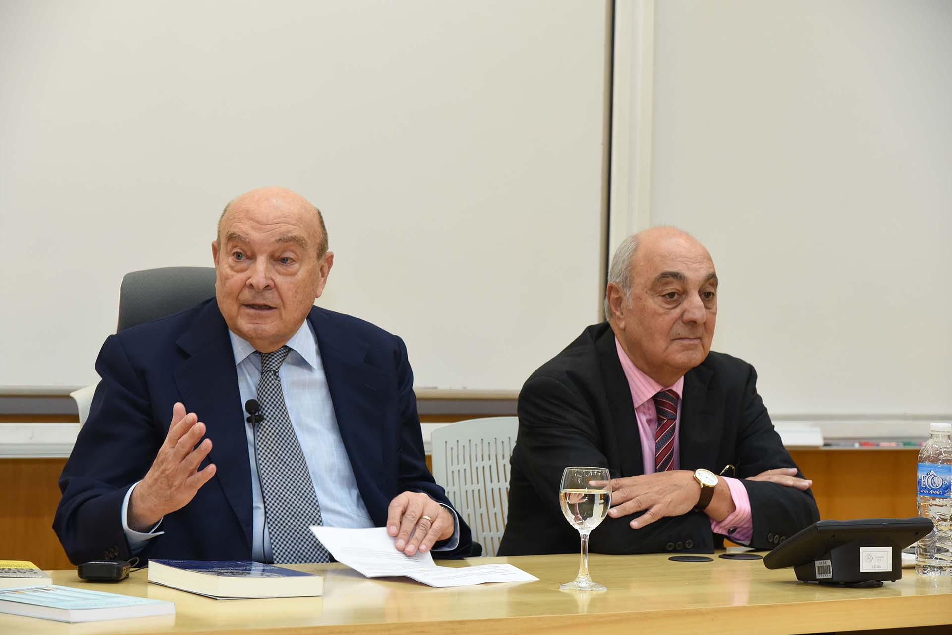 La Academia Nacional de Ciencias de la Empresa reúne a sus 24 académicos de número en sesiones ordinarias periódicas, donde convoca a destacadas personalidades del mundo empresarial, político y social para exponer sobre temas que son de relevancia para el mundo de la empresa argentina. En la foto, Domingo Cavallo junto a Jorge Aufiero, presidente de esa entidad