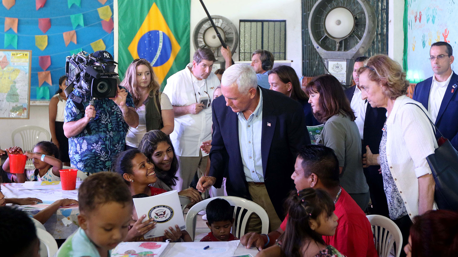 Mike Pence, vicepresidente de Estados Unidos, junto a refugiados venezolanos en Brasil (AFP)