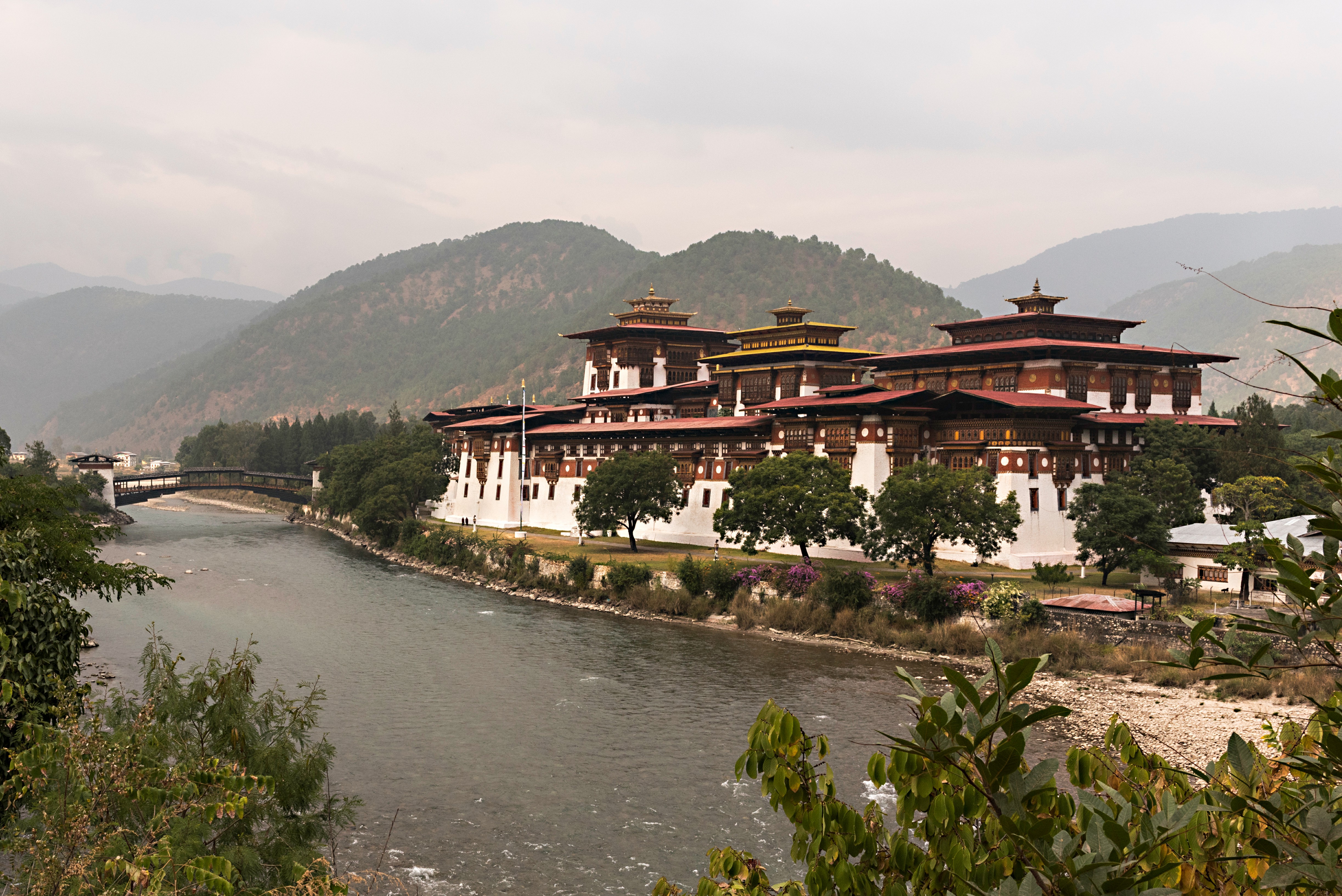 El Punakha Dzong, ubicado en la confluencia de los ríos Pho Chu y Mo Chu es el dzong más admirado de Bután, por su belleza y por ser representativo de la arquitectura del reino