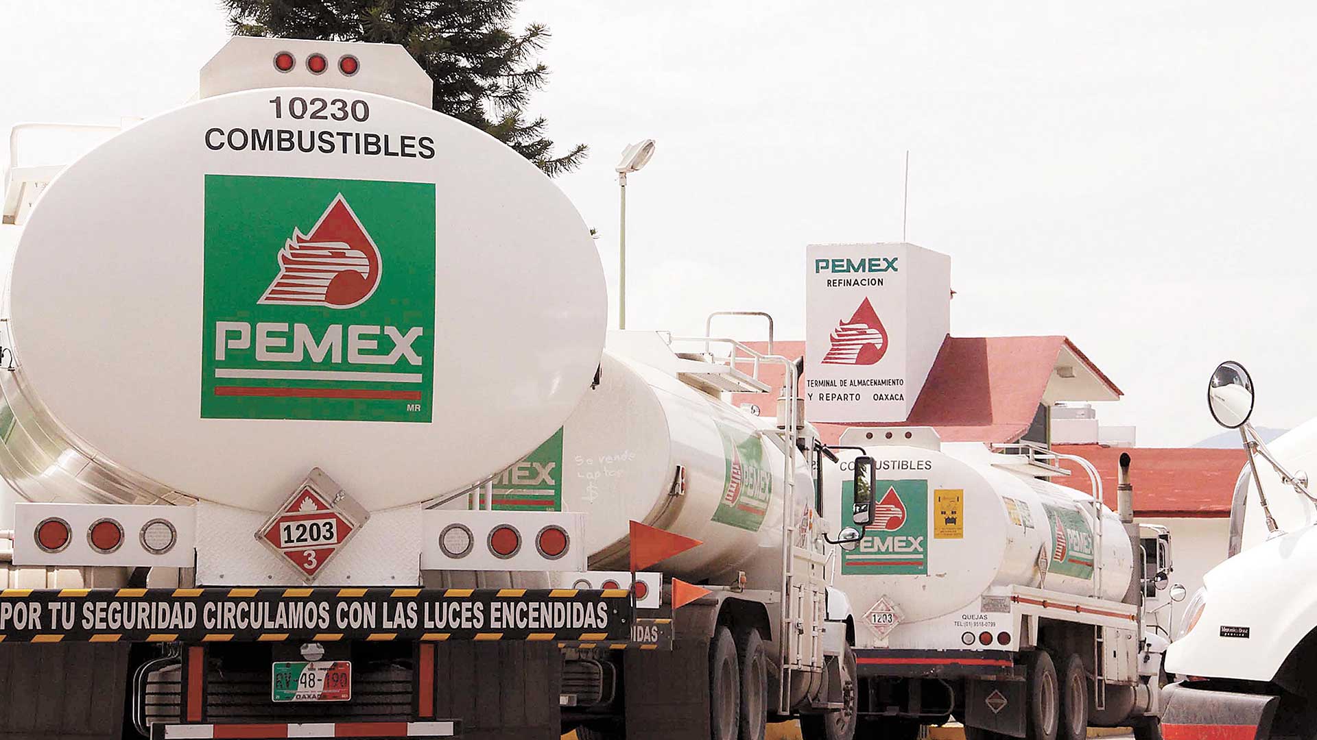 Los cárteles de la droga asaltan los camiones de Pemex. Algunos creen que tienen la complicidad de la petrolera.