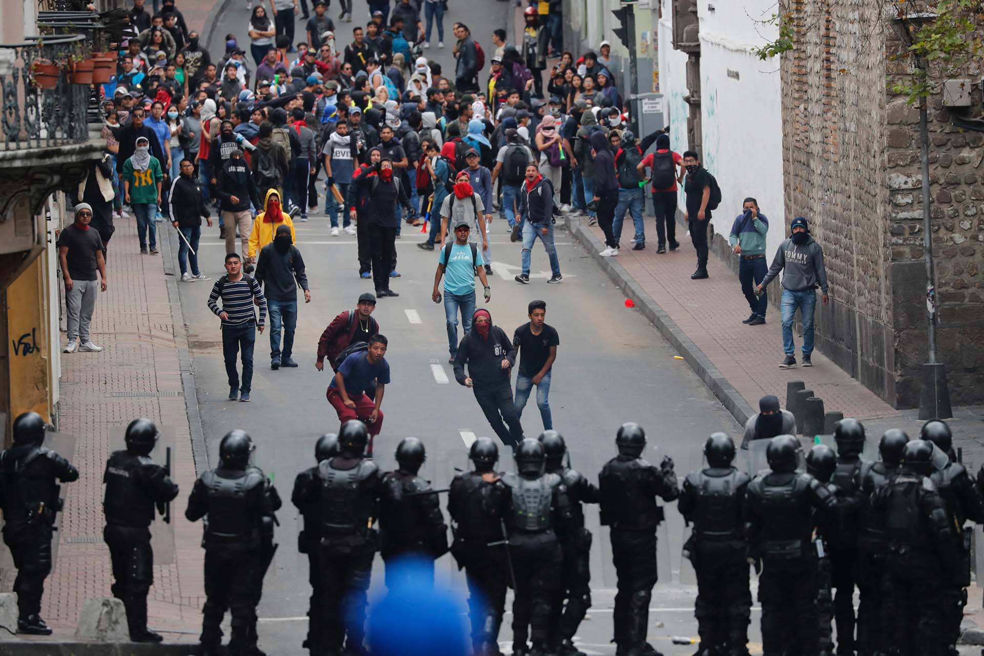 Un cordón policial intenta contener el avance de los manifestantes (AP Photo/Dolores Ochoa)
