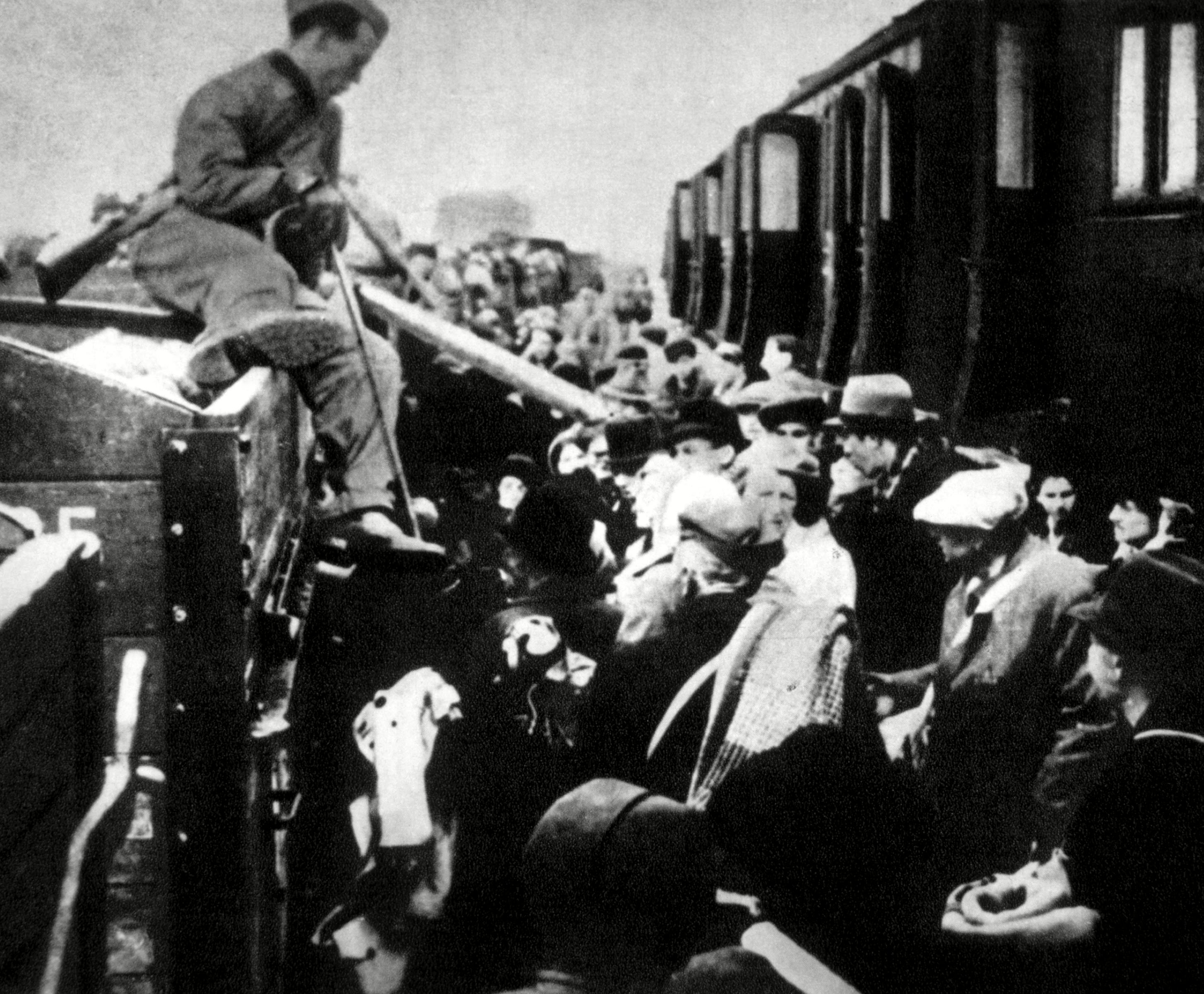 Al llegar a Auschwitz-Birkenau, los prisioneros eran vestidos con uniformes a rayas y se les asignaba un número de identificación.