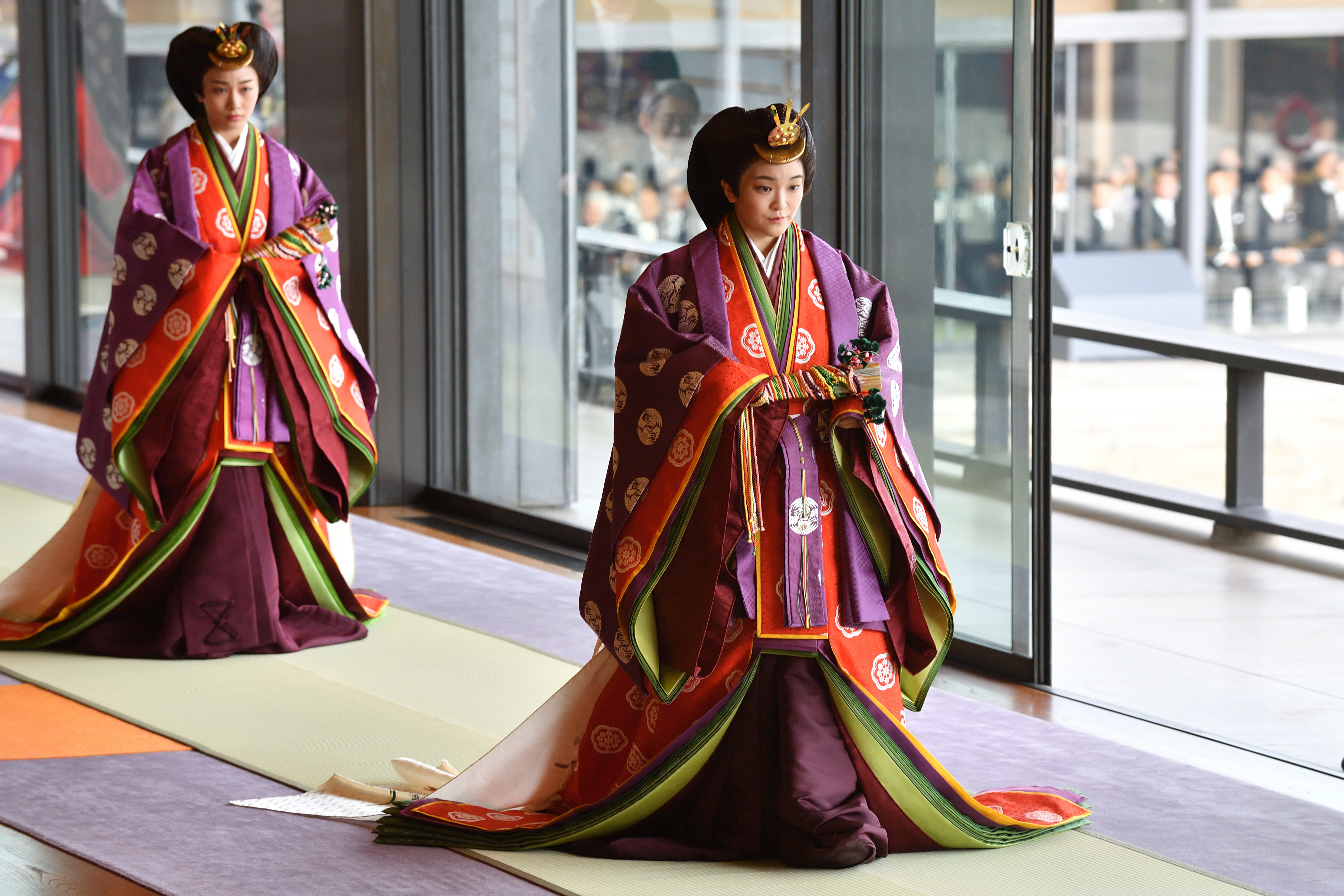 La Princesa Mako de Japón (derecha) asiste a la ceremonia de entronización donde el Emperador Naruhito proclamó oficialmente su ascensión al Trono del Crisantemo en el Palacio Imperial de Tokio (AFP) 