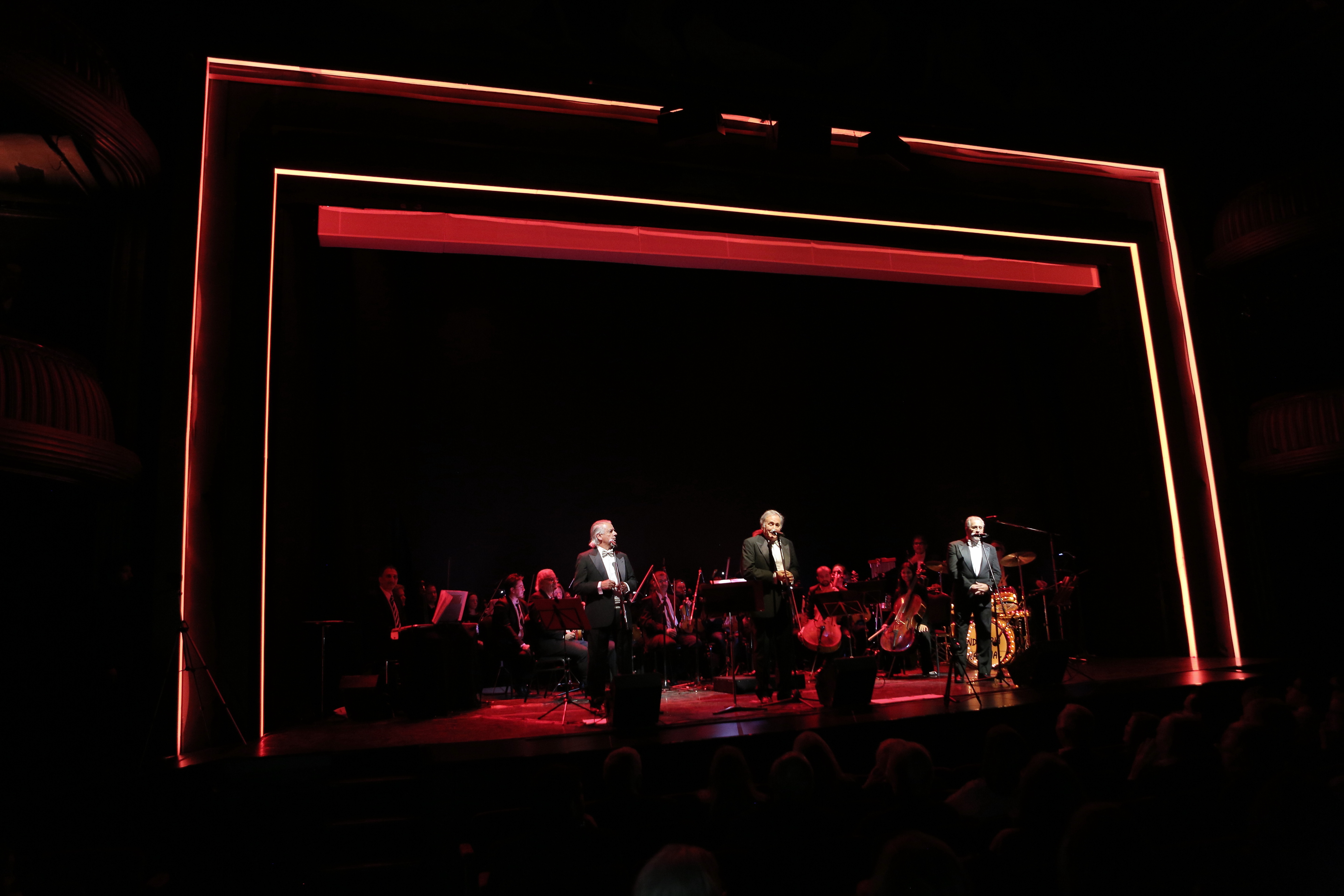 El show también contó con la presencia de una orquesta en vivo, en un evento sin precedentes para el género beat melódico