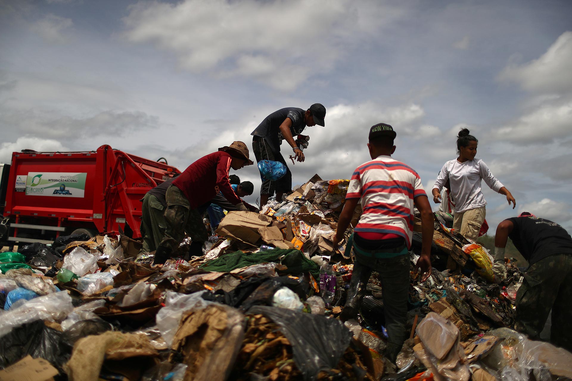 Migrantes venezolanos son vistos en un vertedero de basura en la ciudad fronteriza de Pacaraima, Brasil, el 15 de abril de 2019. (REUTERS/Pilar Olivares)