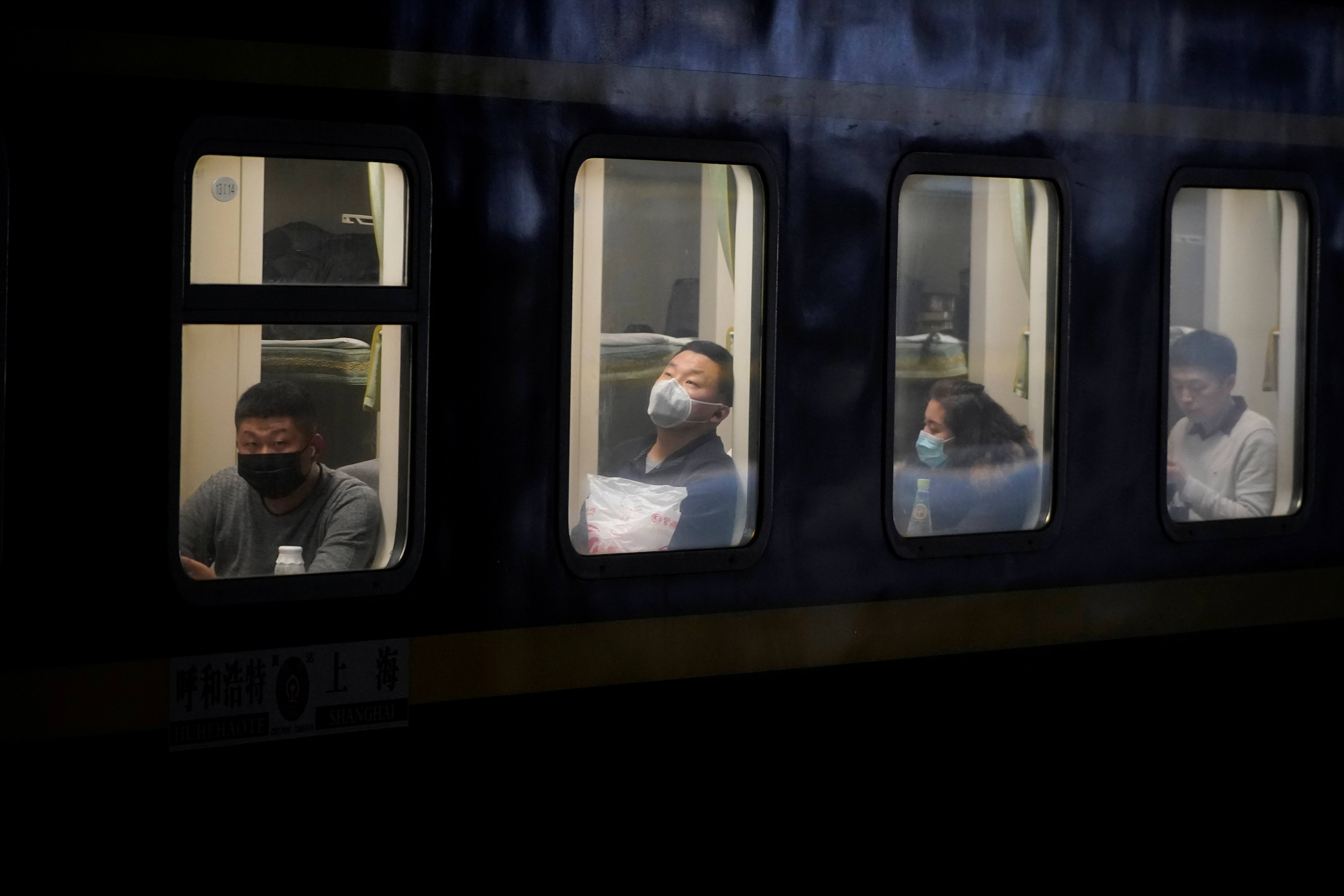 Los pasajeros con máscaras son vistos en un tren en la estación de trenes de Shanghai en Shanghai, China, 21 de enero de 2020. REUTERS / Aly Song