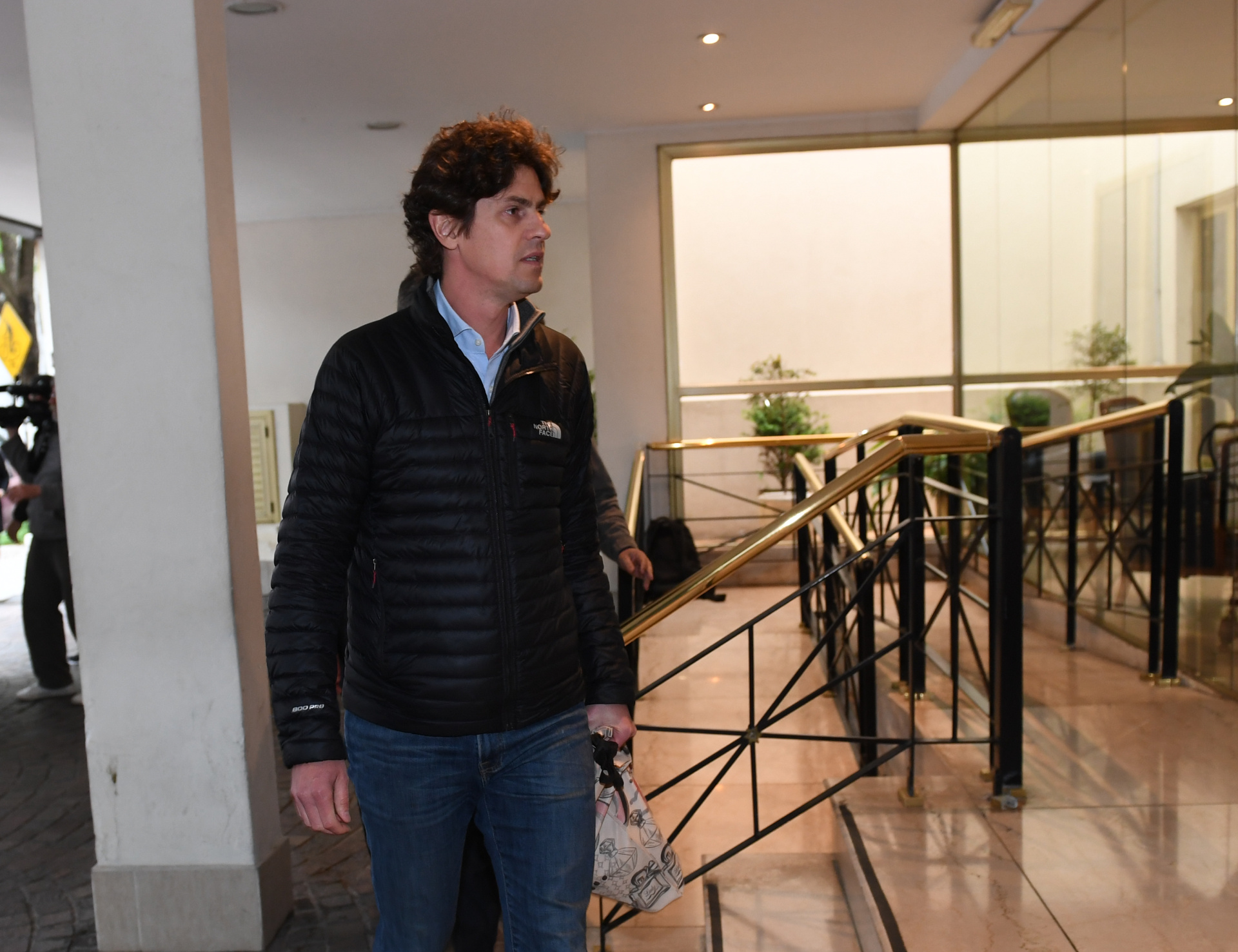 El candidato a senador porteño, Martín Lousteau, se acercó hasta el barrio porteño de Belgrano donde son velados los restos del periodista