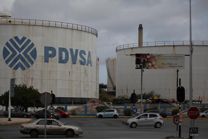 El logo de la estatal venezolana PDVSA se ve en tanques de almacenamiento en la refinería Willemstad en Curazao. Venezuela podría ser uno de los países más afectados por la guerra de precios entre Rusia y Arabia Saudita (REUTERS/Andres Martinez Casares)