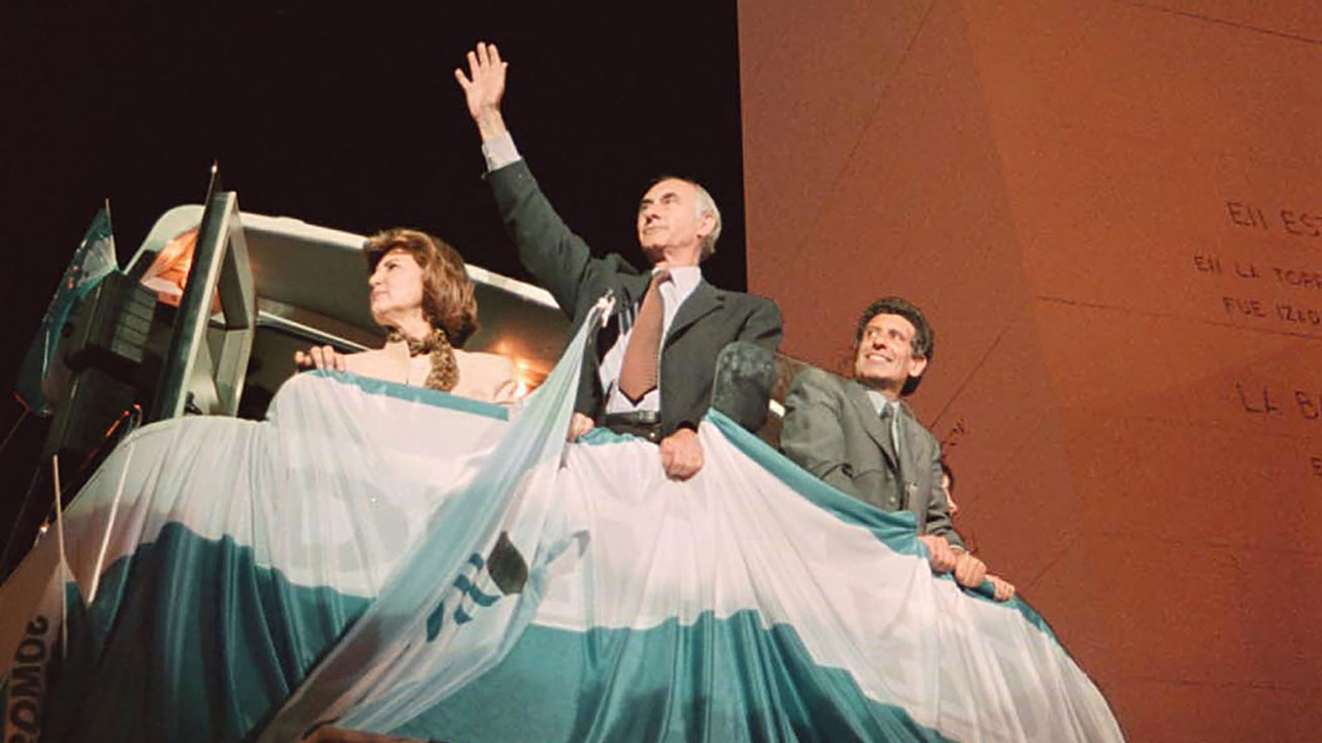 De la Rúa y Carlos Álvarez saludan en la plaza de la República luego de triunfar en 1999