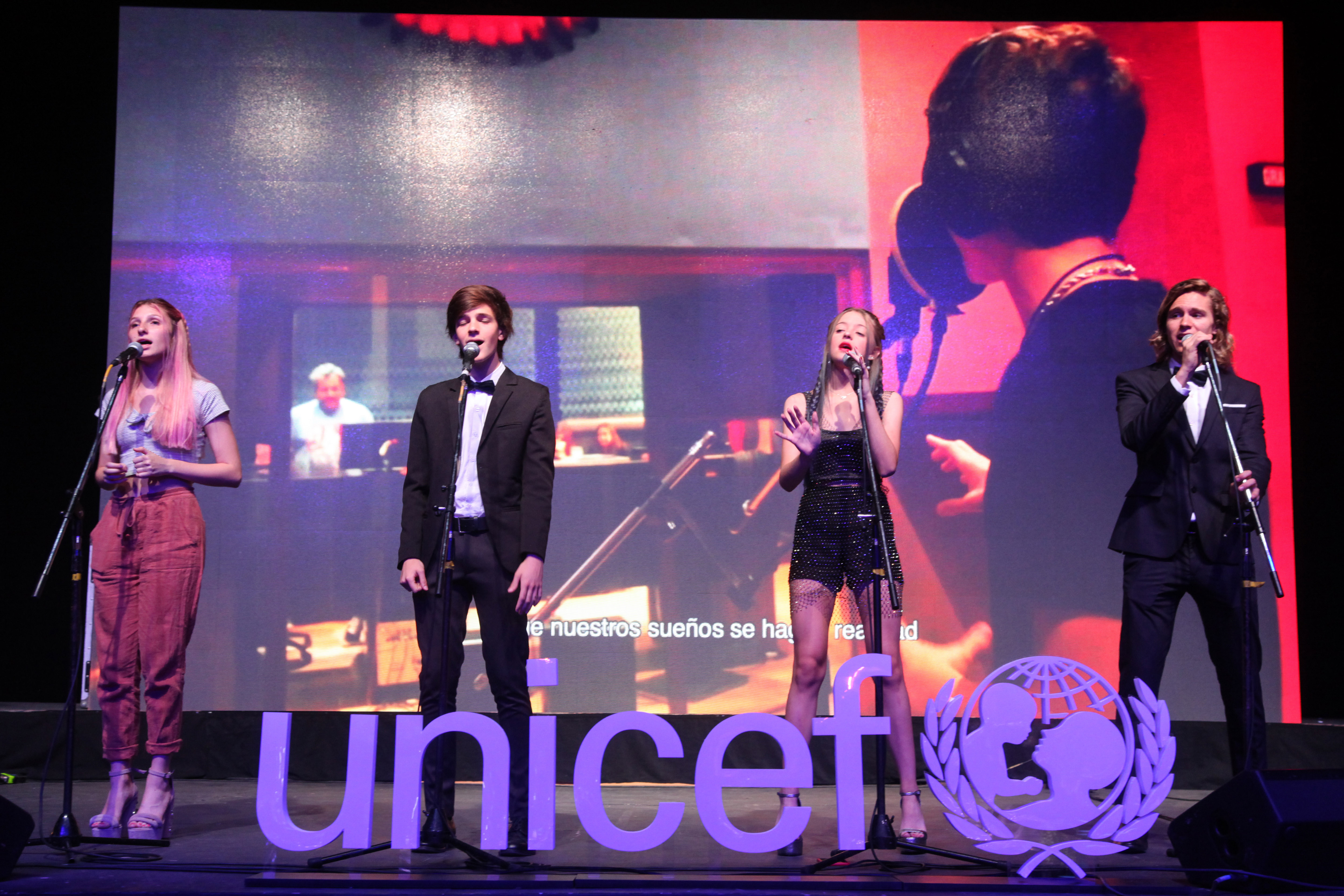 El primer show de la noche estuvo a cargo de jóvenes músicos e influencers, quienes presentaron el tema “Cuando seamos grandes”, una canción compuesta por Alejandro Lerner e inspirada en la Convención. Más cerca del final del evento, Mimí Maura, cantante y compositora internacional, sorprendió a los invitados con un exquisito repertorio.