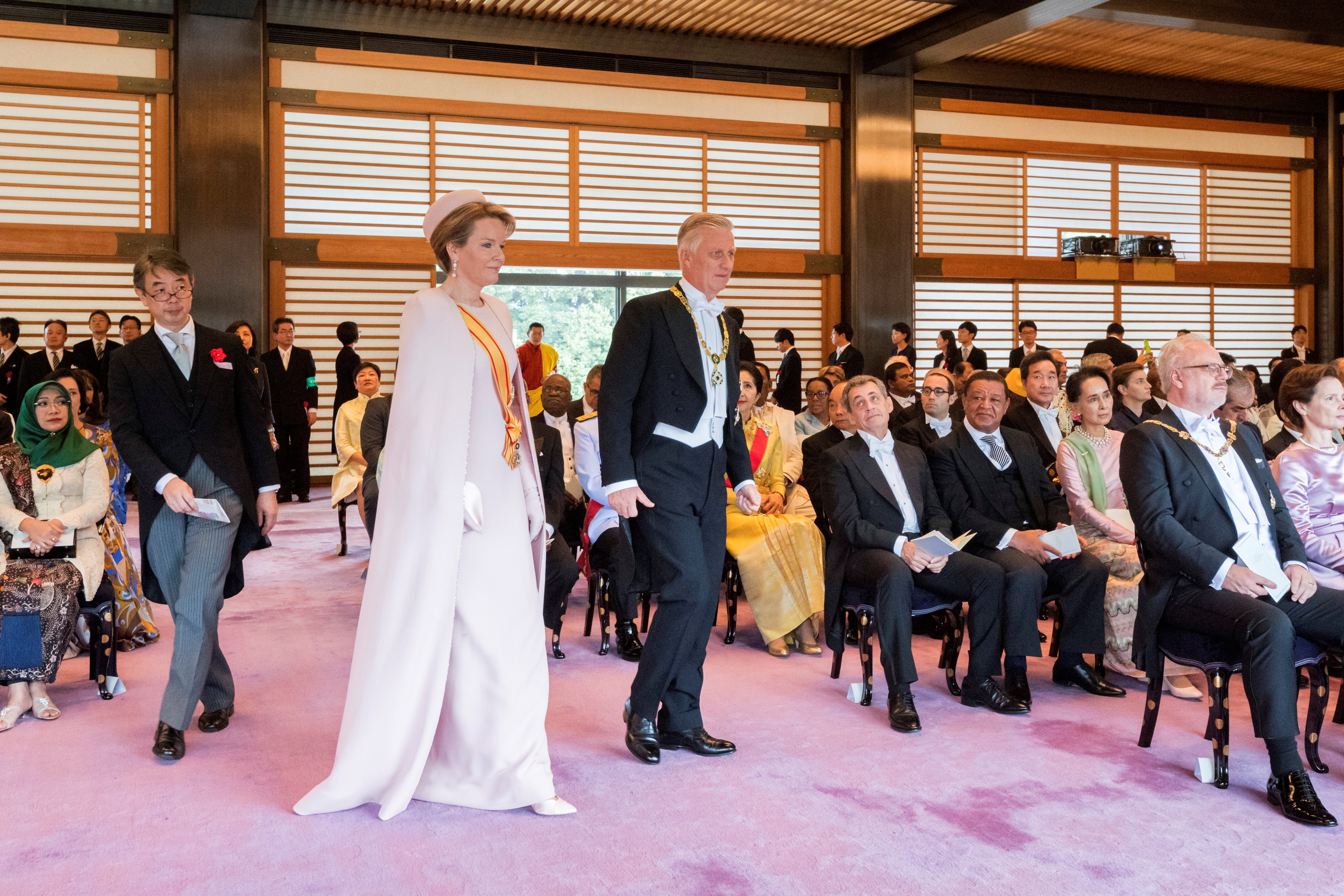 El rey Felipe de Bélgica (centro a la derecha) y a la reina Mathilde (centro a la izquierda) asistiendo a la ceremonia de entronización donde el emperador japonés Naruhito proclama oficialmente su ascensión al Trono del Crisantemo en El Palacio Imperial de Tokio. En la segunda fila, el ex presidente francés Nicolas Sarkozy (AFP)