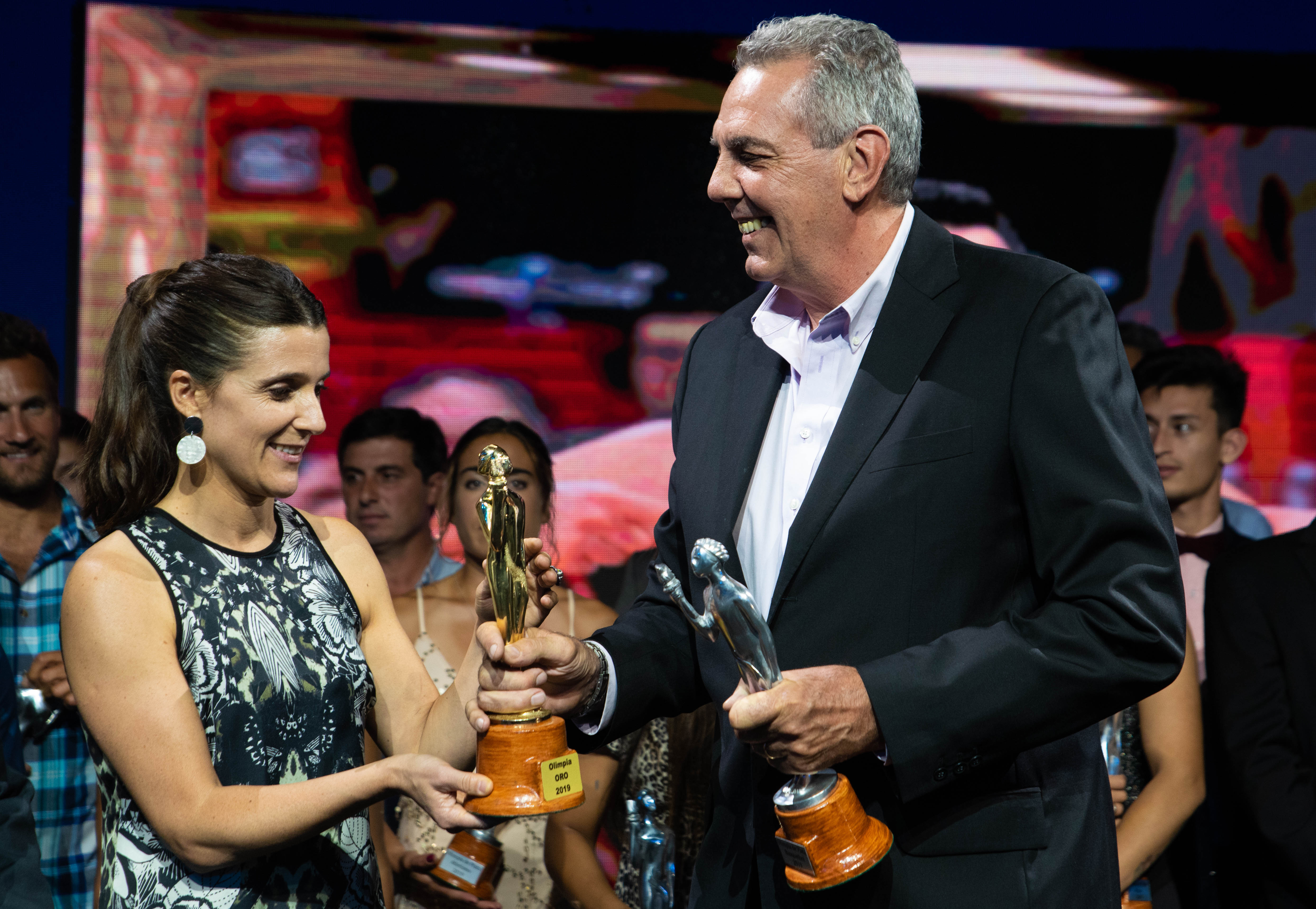 Inés Arrondo, la nueva secretaria de deportes de la Nación, le entregó el Olimpia de oro a Mario Scola, el papá de Luis