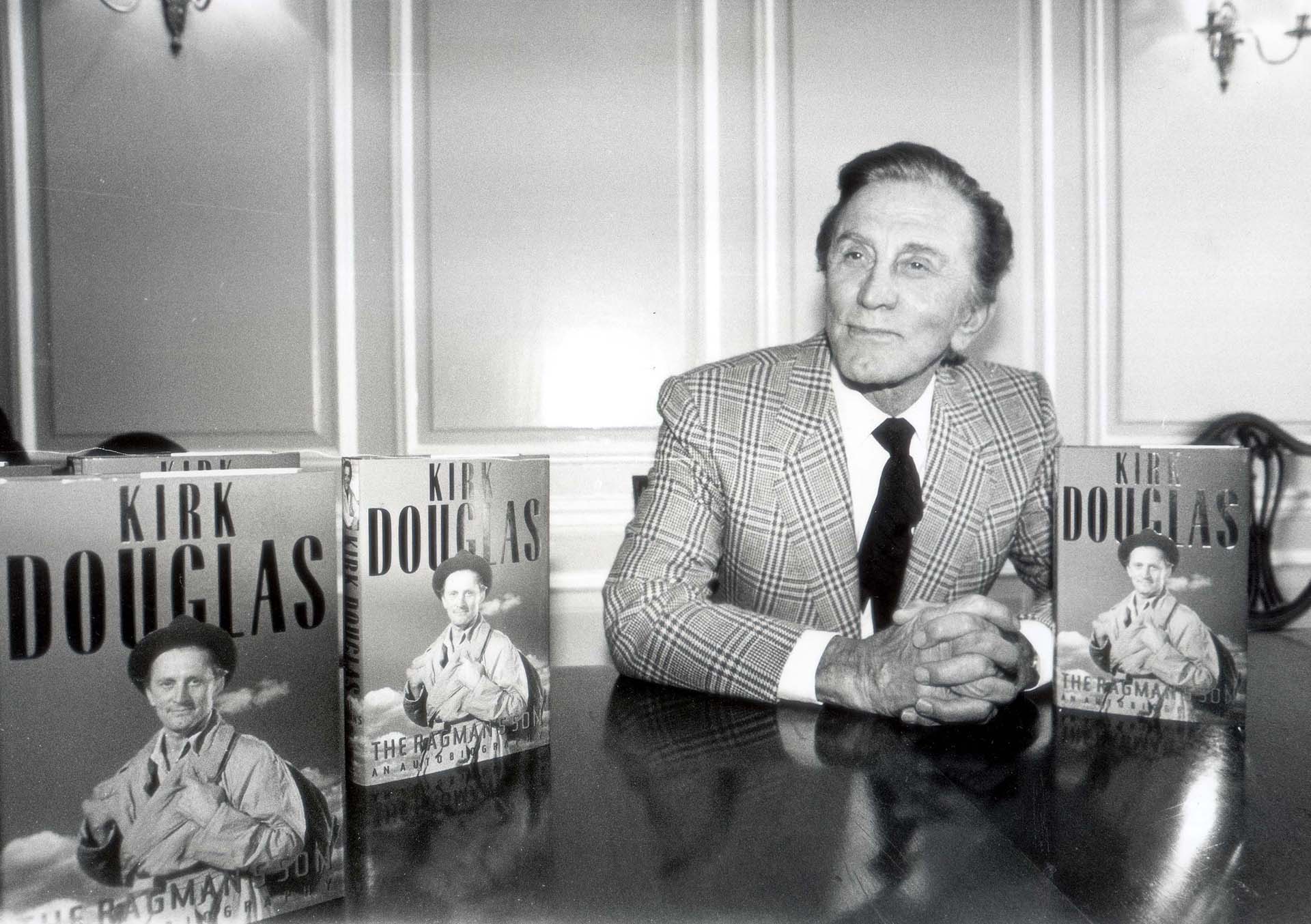 Kirk Douglas en Harrods firmando copias de su autobiografía
