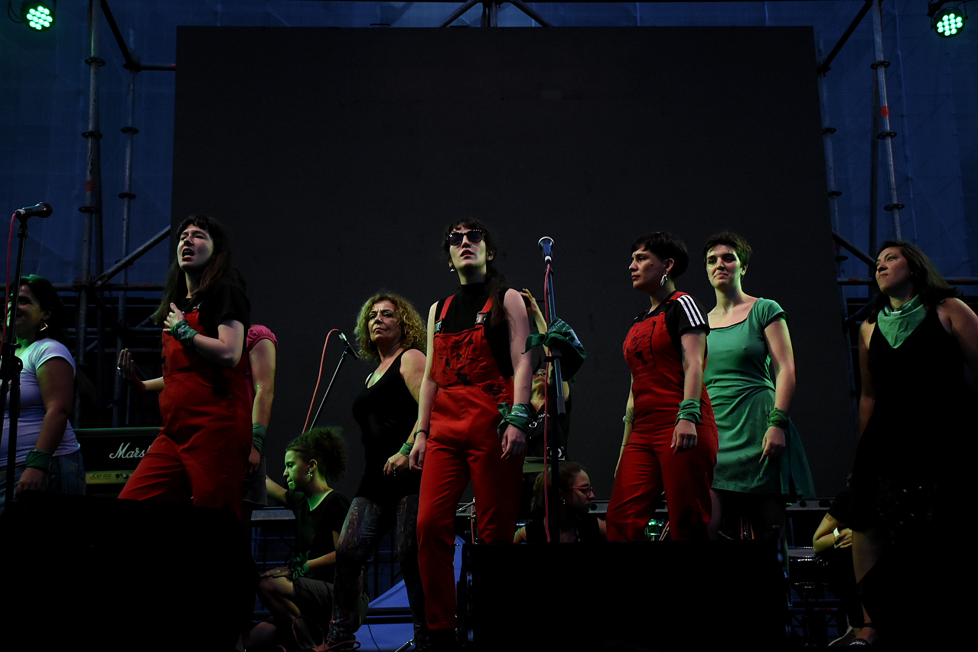 También, sobre el escenario, hubo un show musical del colectivo chileno