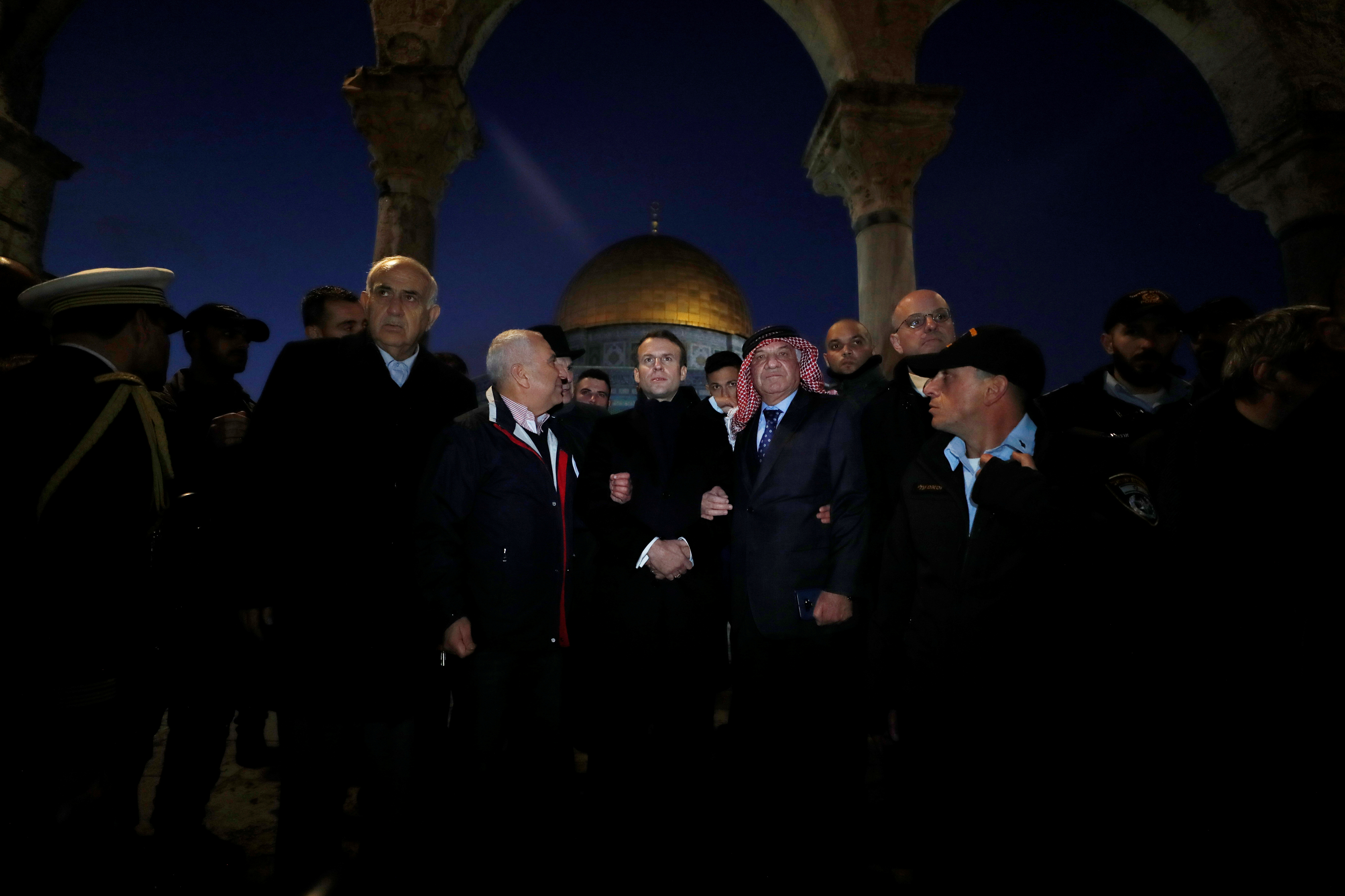 El Domo de la Roca se ve al fondo mientras el presidente francés Emmanuel Macron visita el complejo que alberga la mezquita al-Aqsa, conocida por los musulmanes como el Noble Santuario y por los judíos como el Monte del Templo, en la Ciudad Vieja de Jerusalén el 22 de enero de 2020 (REUTERS/Ammar Awad)