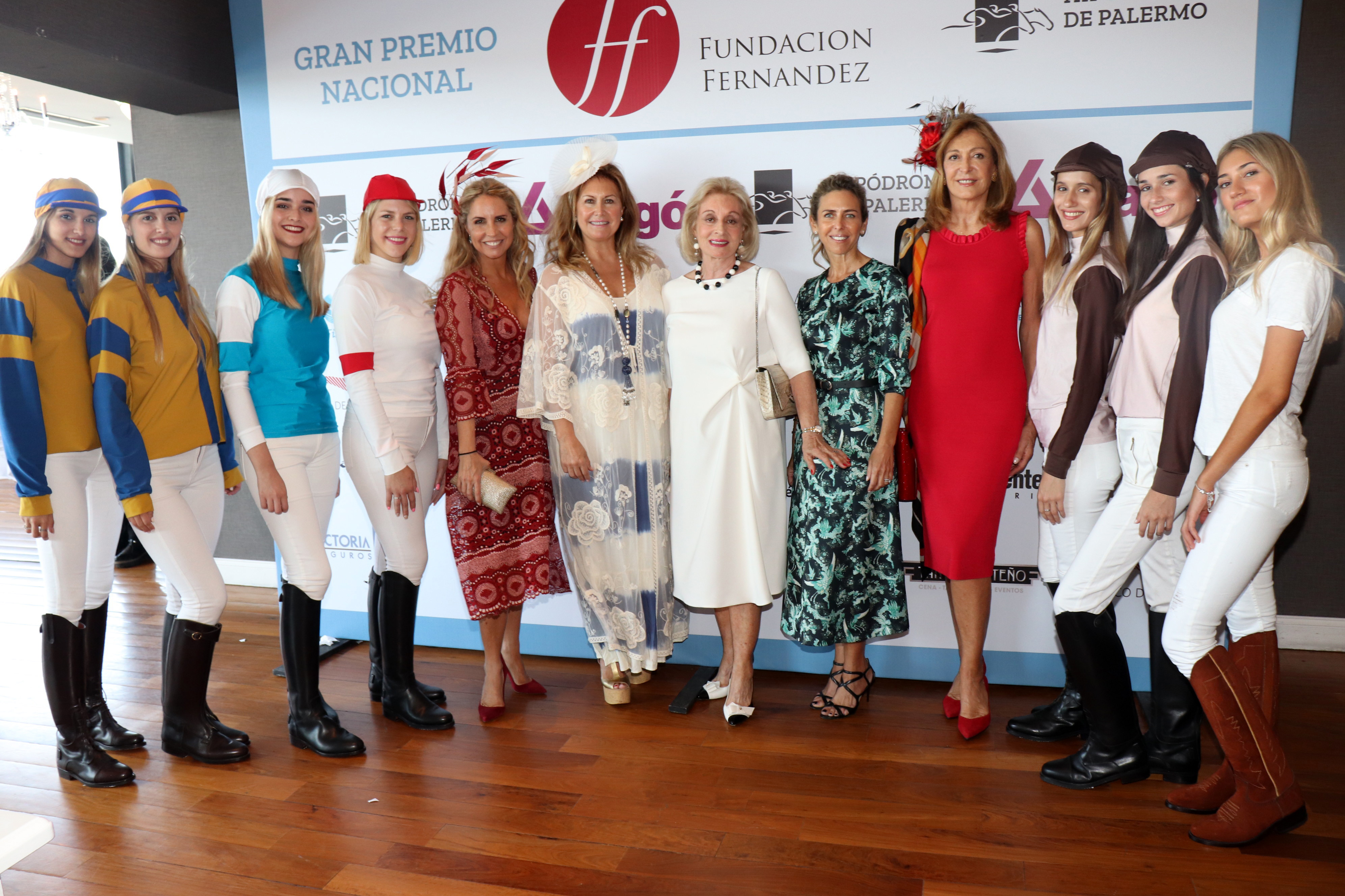 La comisión directiva de la Fundación Fernández: La protesorera Connie Piuma, la secretaria Lili Monsegou, la presidente Miriam-Bagó, la vicepresidente Mariana Bagó, y la prosecretaria Mariel Llorens de Quintana