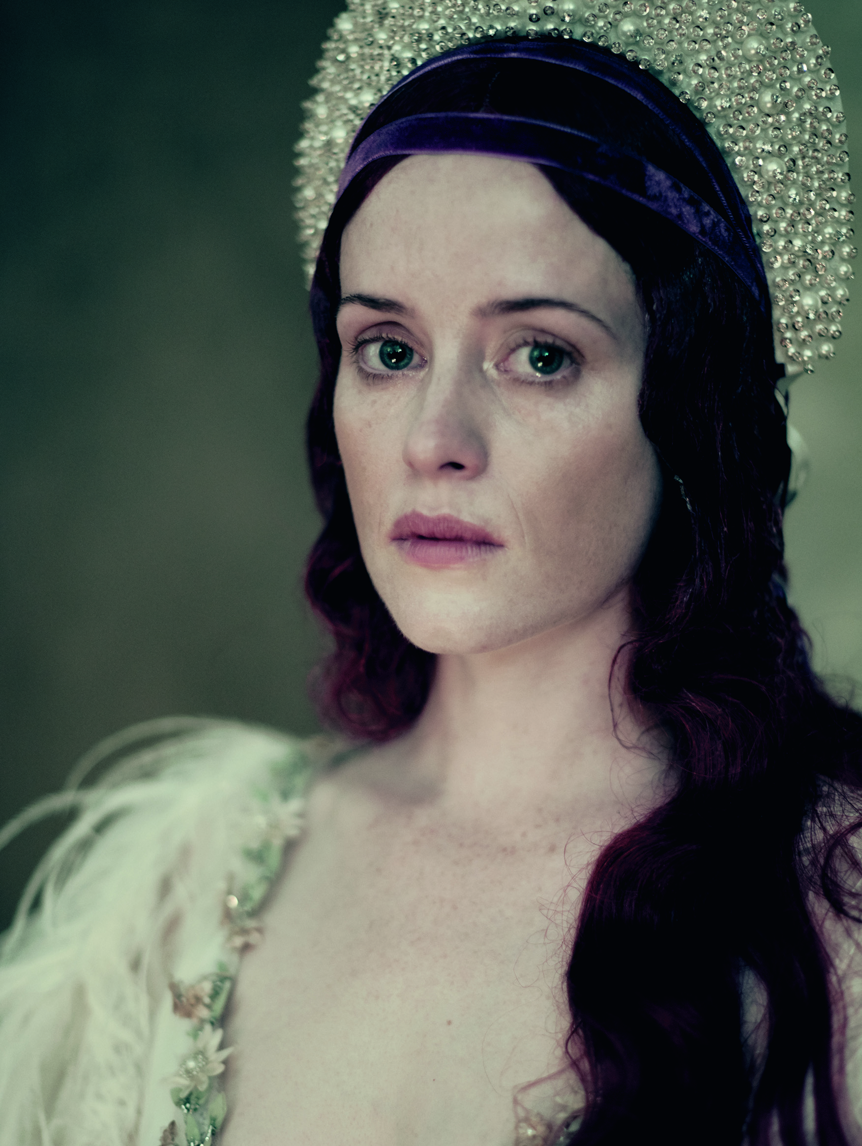 Claire Foy con una corona de perlas y terciopelo, fue una de las nueve mujeres que participaron del calendario 2020 y un impactante vestido de plumas