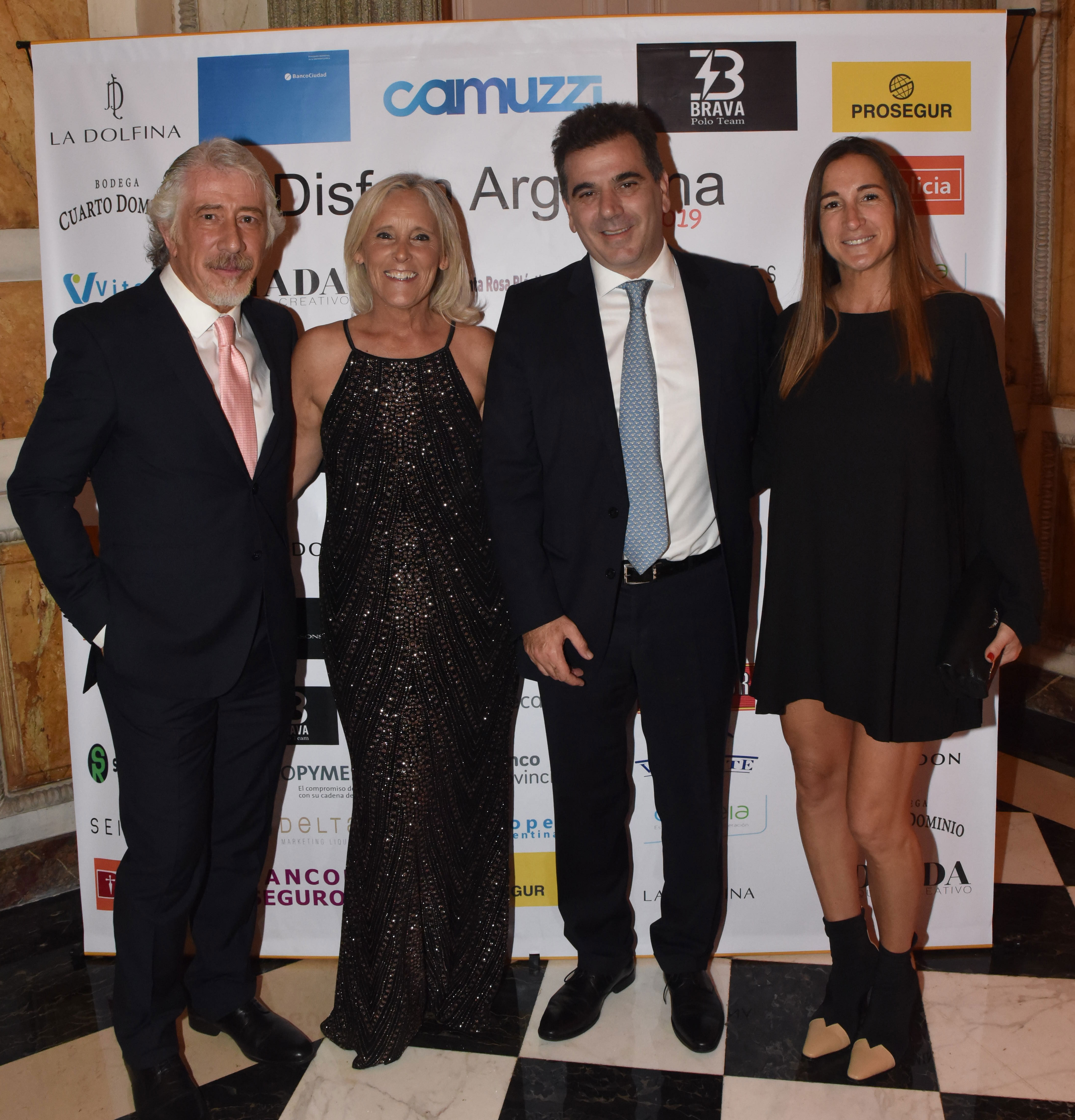 Gustavo Abichacra y María Arabetti, presidente del Comité Científico y presidente de DISFAM Argentina, junto al ministro de Seguridad de la provincia de Buenos Aires, Cristian Ritondo, y su mujer