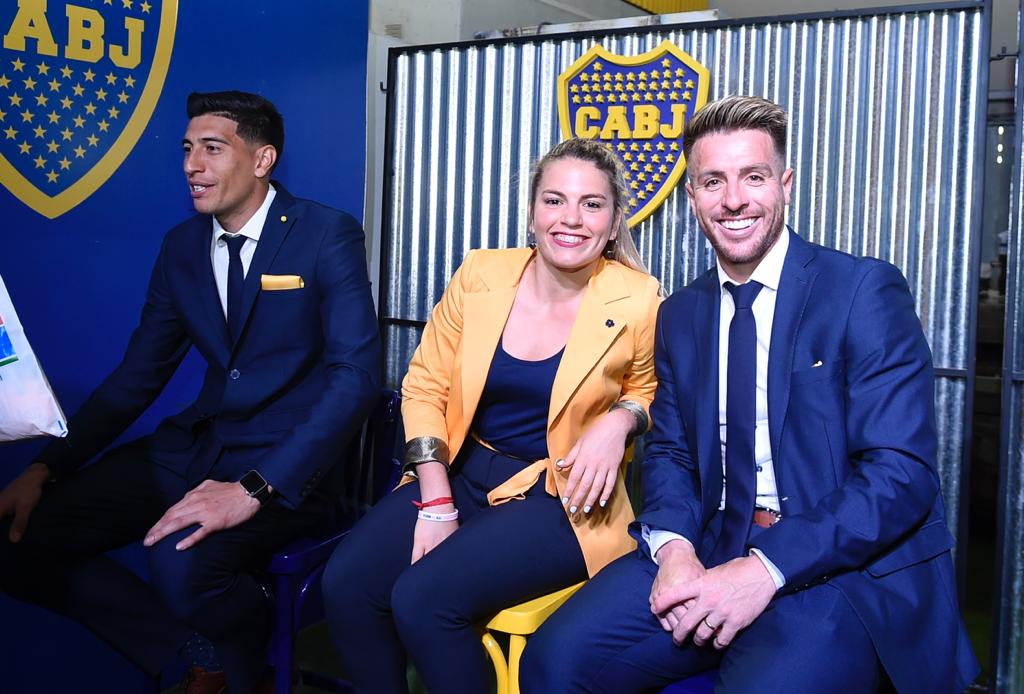 Esteban Andrada, Camila Gómez Ares y Julio Buffarini, ambos futbolistas de Boca que se perfilan para jugar ante River por la revancha de las semifinales de la Copa Libertadores, junto a Camila Gómez Ares, referente del equipo femenino xeneize (@BocaJrsOficial)