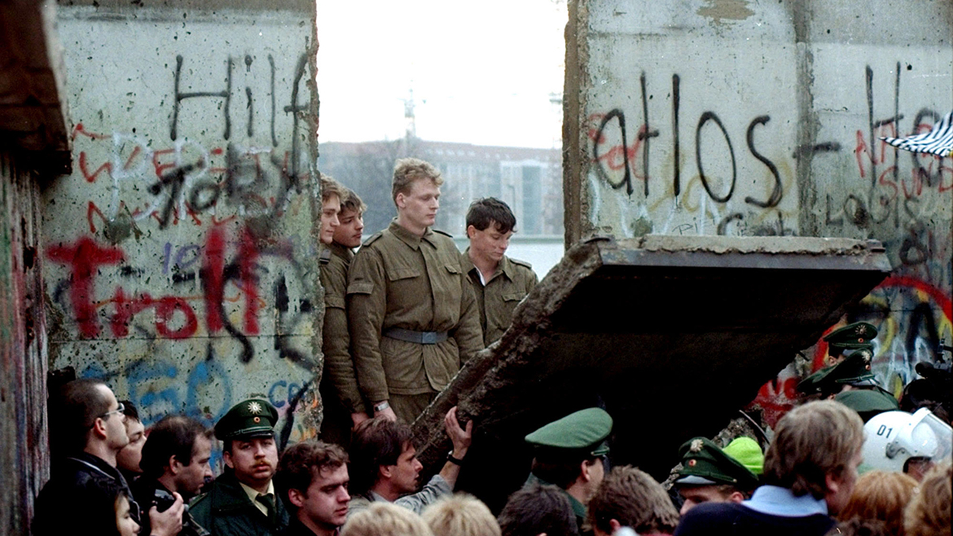 Guardias fronterizos de Alemania Oriental observan la caída del Muro de Berlín. Noviembre de 1989 (Reuters)