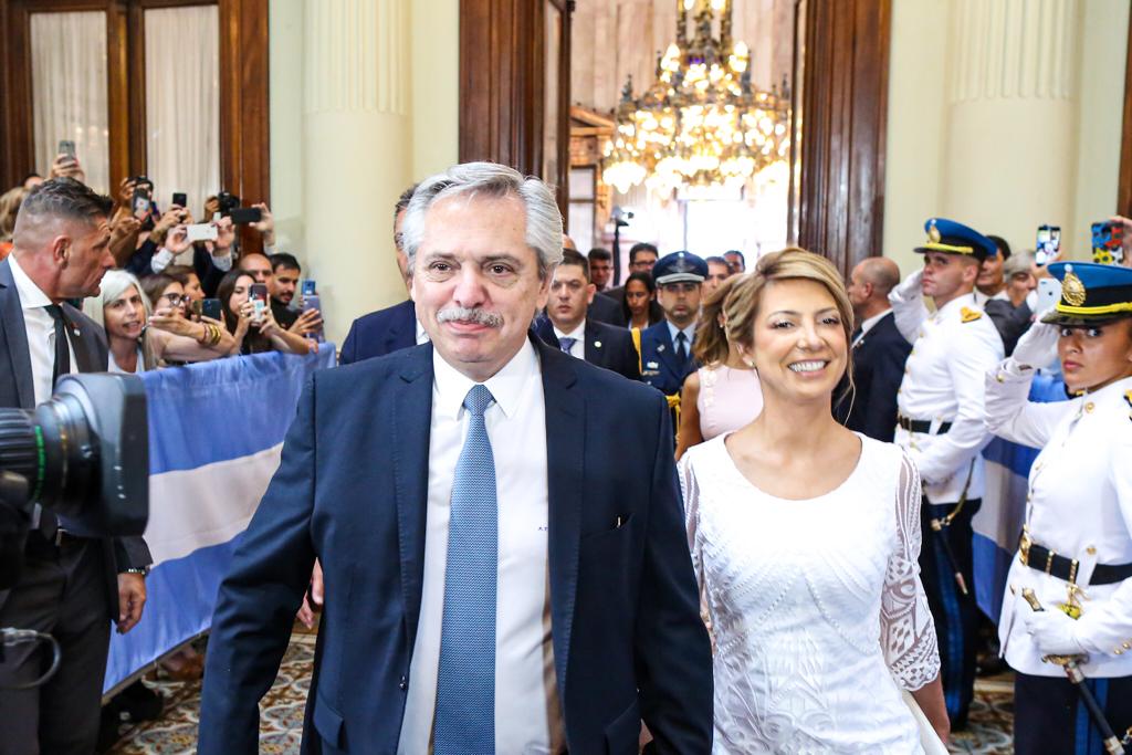 El Presidente ingresa junto a su pareja al Congreso