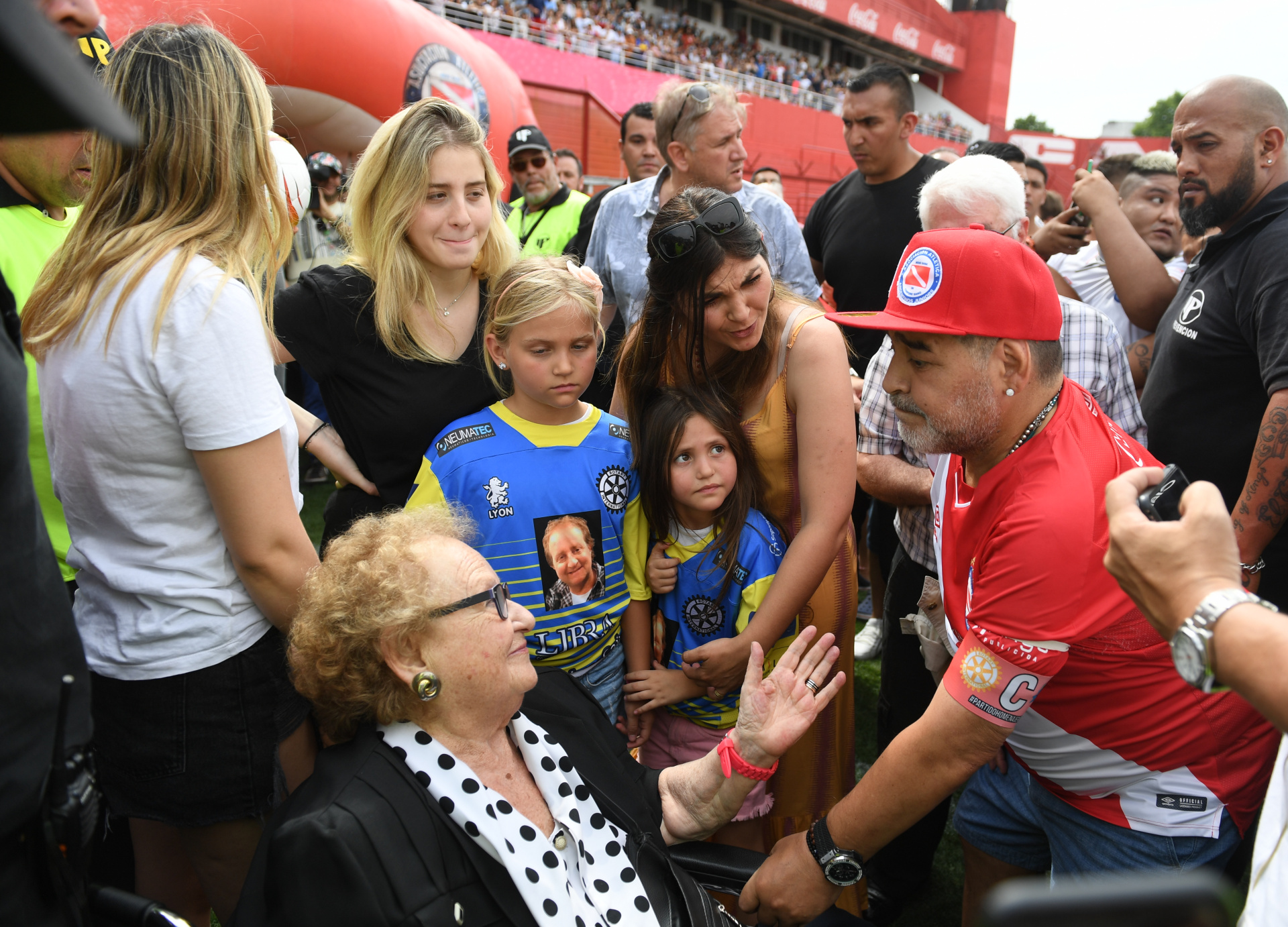 Maradona se acercó a la madre de Gendler en el campo de juego (Maximiliano Luna)