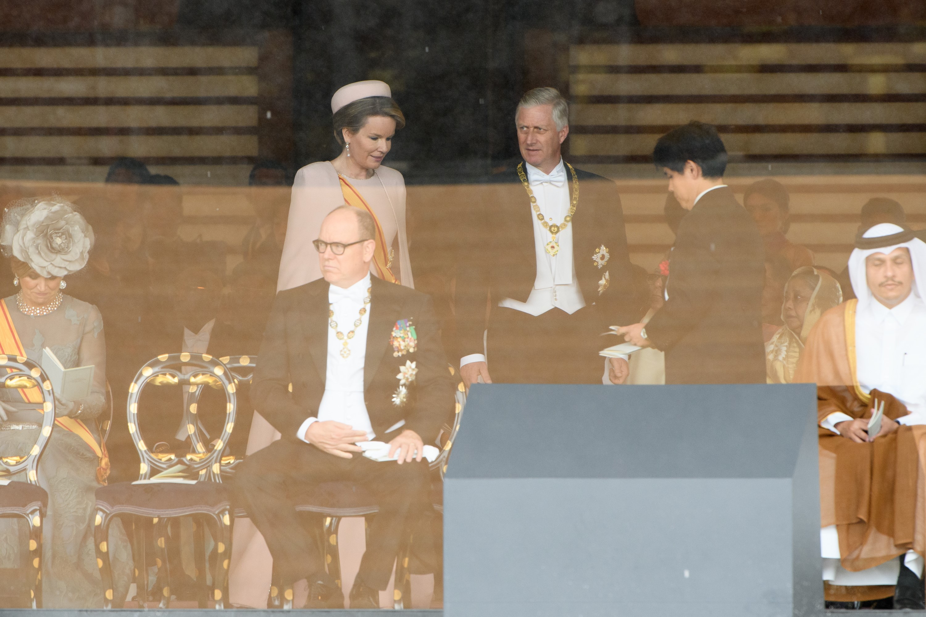 El rey Felipe (centro a la derecha) y la reina Mathilde (centro a la izqueirda) de Bélgica asisten a la ceremonia de entronización del emperador japonés Naruhito (AFP)