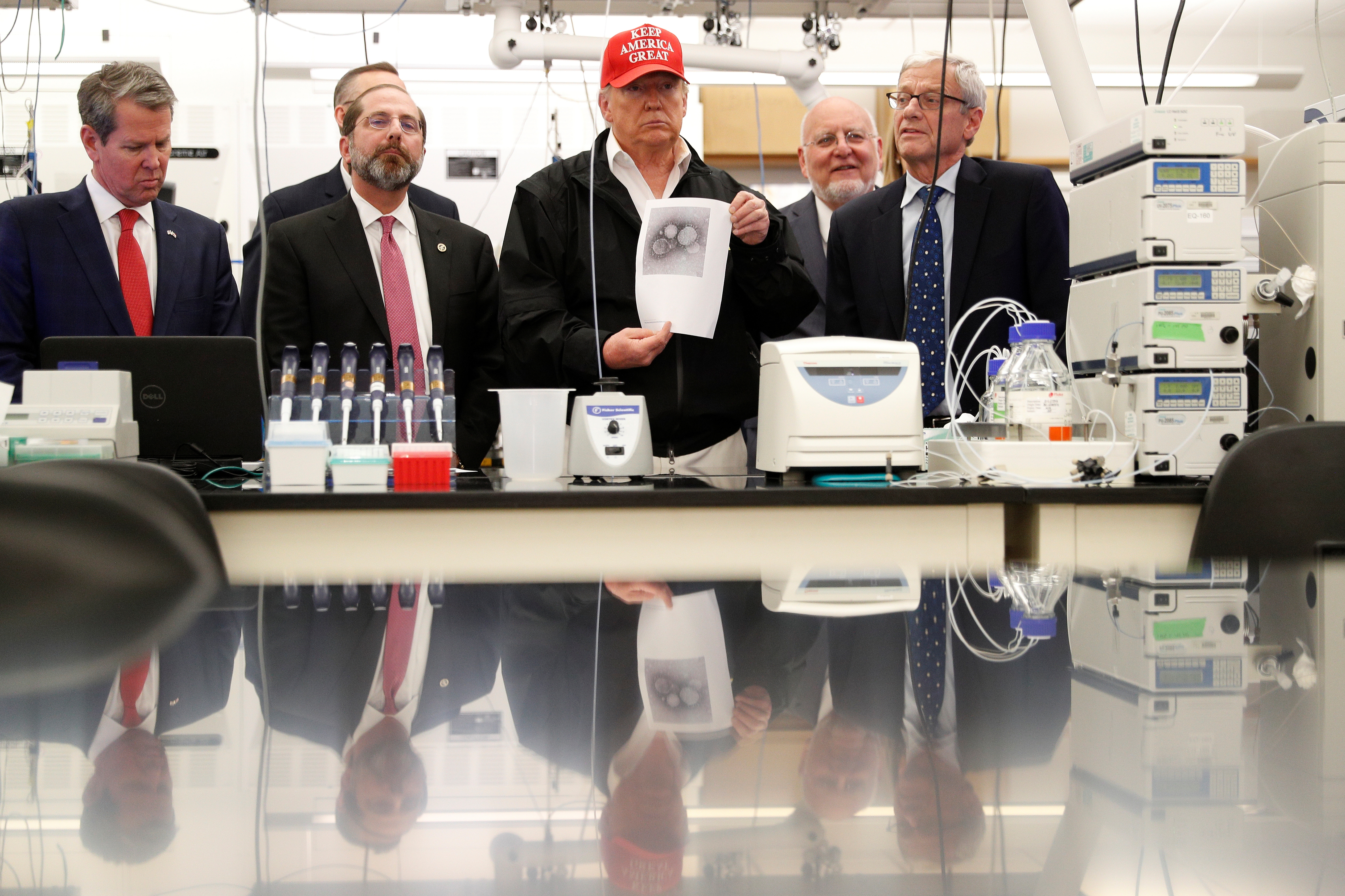 Donald Trump muestra una ilustración del coronavirus en un recorrido por el Centro de Control de Enfermedades de Atlanta (Reuters)