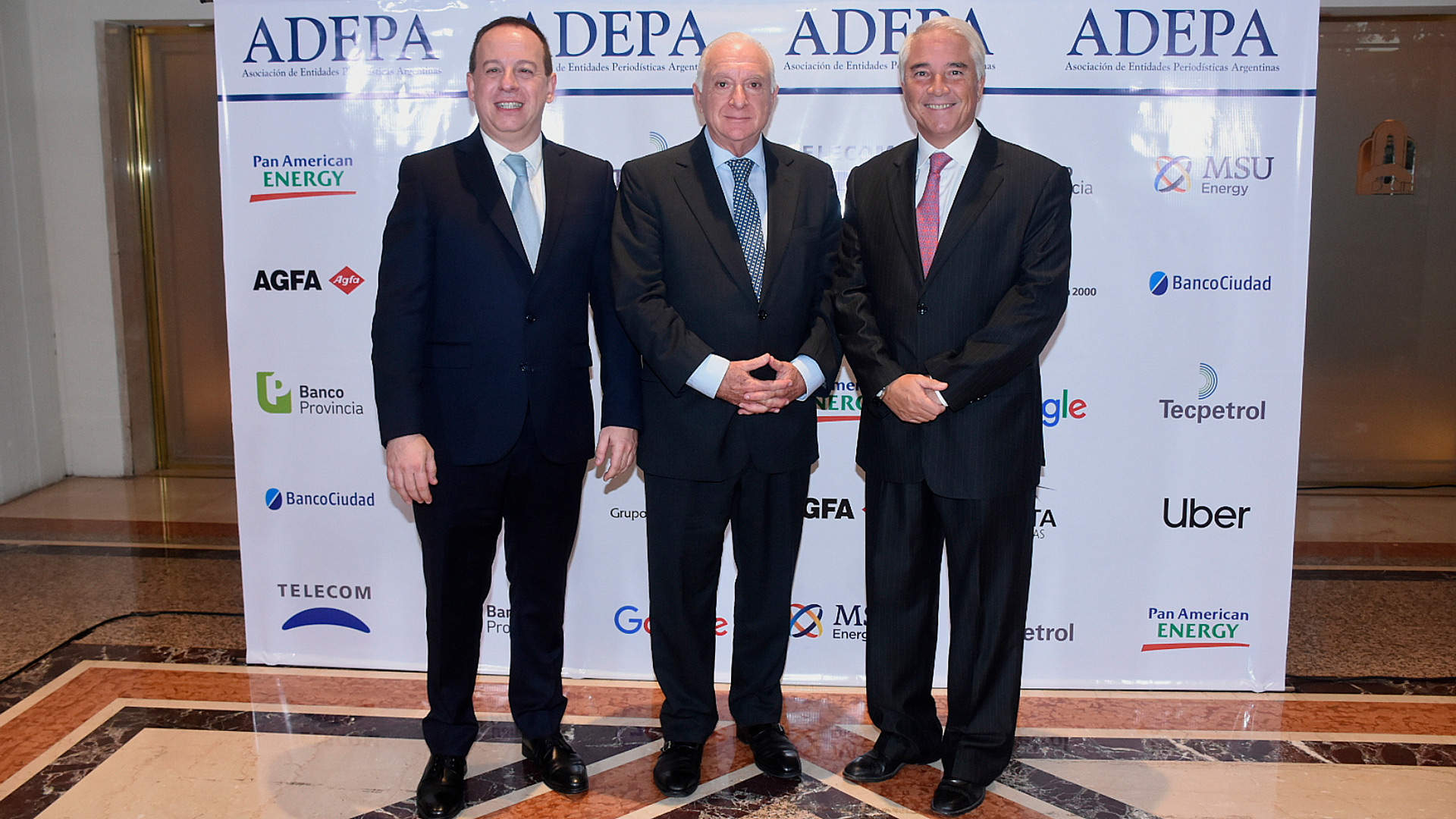 Martín Etchevers, presidente de Adepa; Norberto Frigerio, director de Relaciones Institucionales de La Nación; y Pablo Deluca, director de Asuntos Institucionales de Infobae