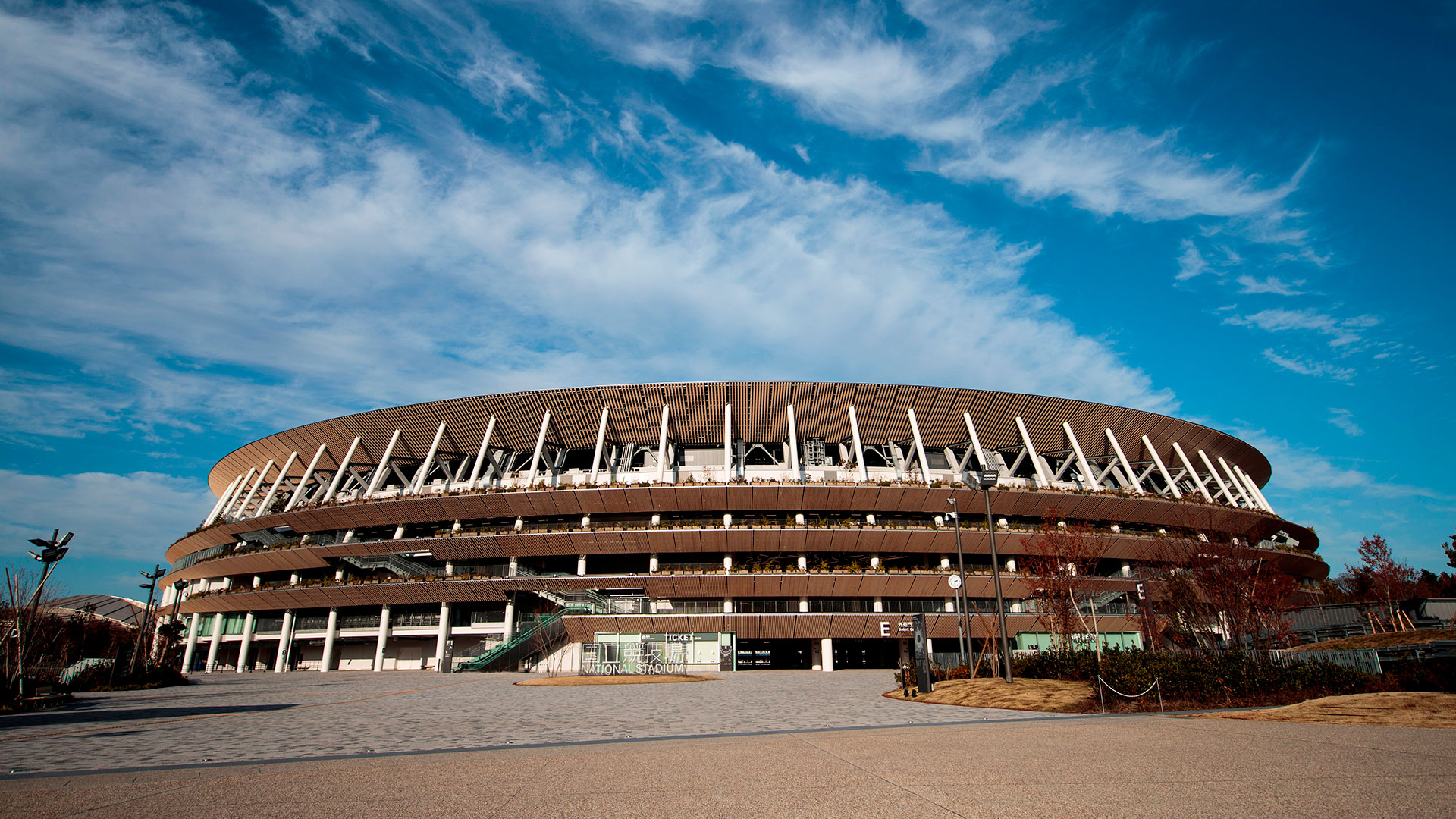 El estadio olímpico, cuyo coste se estima en 157 mil millones de yenes (1.300 millones de euros), acogerá las ceremonias de inauguración y de clausura, así como las pruebas de atletismo y algunos partidos de fútbol