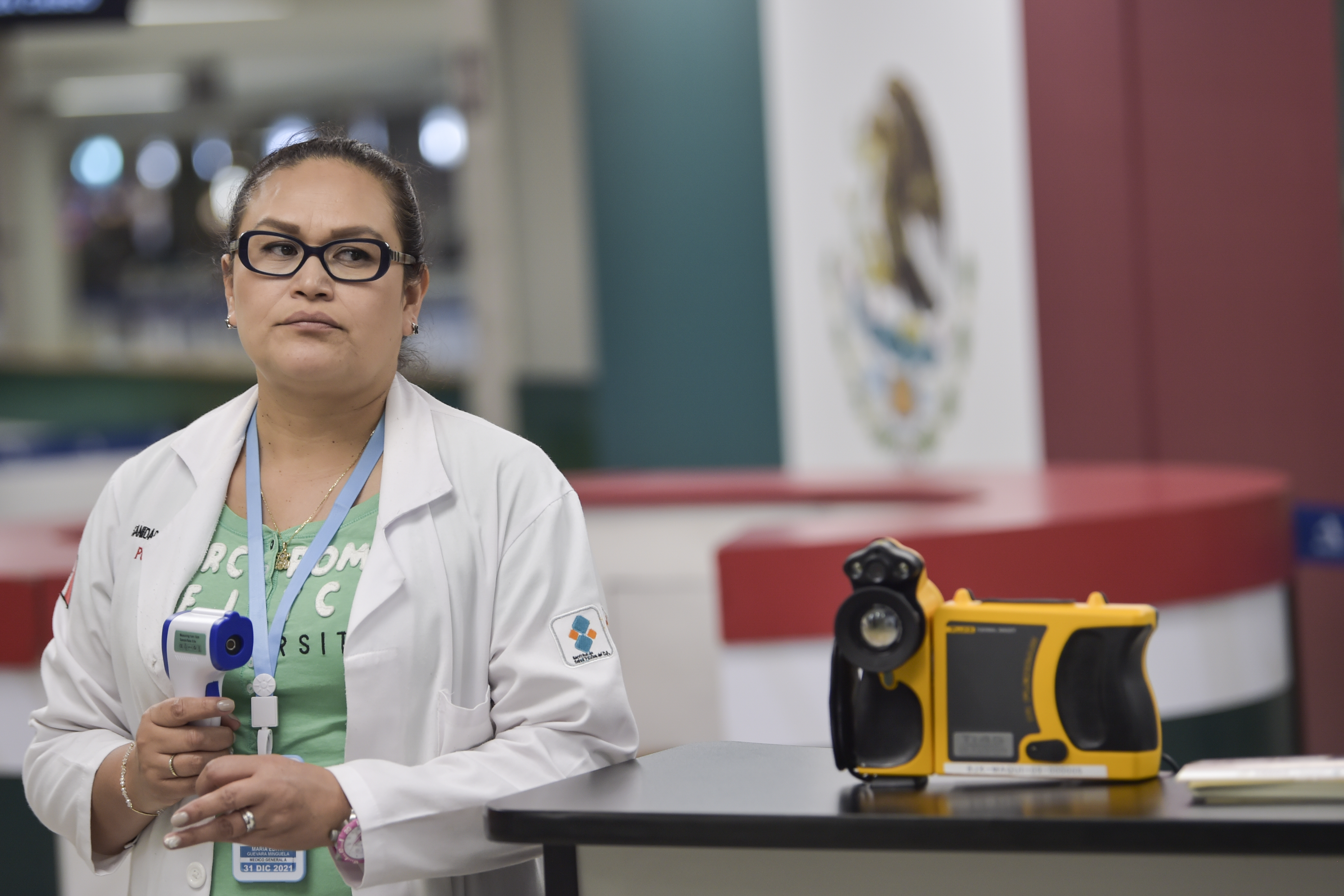 El personal de salud internacional verifica a los pasajeros con una cámara termográfica como medida preventiva contra la propagación del nuevo Coronavirus, COVID-19, en el Aeropuerto Internacional Benito Juárez de la Ciudad de México, el 13 de marzo de 2020.