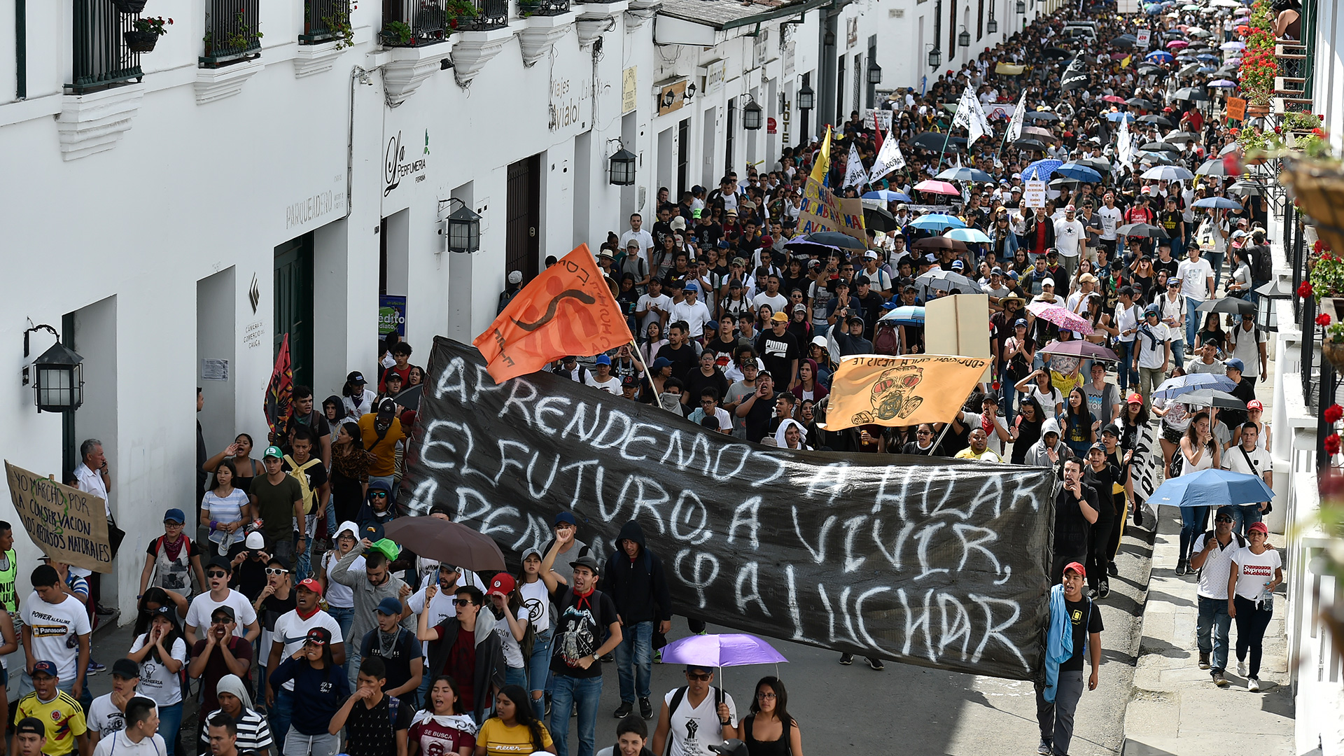 Students march during a nationwide strike called by students, unions and indigenous groups to protest against the government of Colombia's President Ivan Duque in Popayan, Cauca department, on November 21, 2019. (Photo by Luis ROBAYO / AFP)
