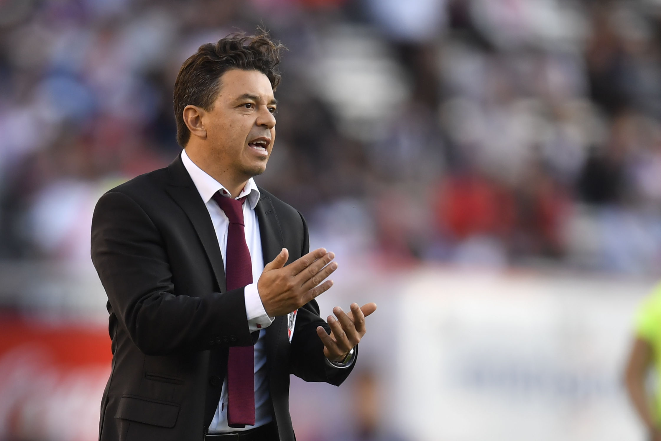 Gallardo da indicaciones en el Monumental. Se marchó algo molesto tras el primer tiempo jugado por su equipo y luego quedó conforme con la imagen de la etapa complementaria (Foto: Telam)