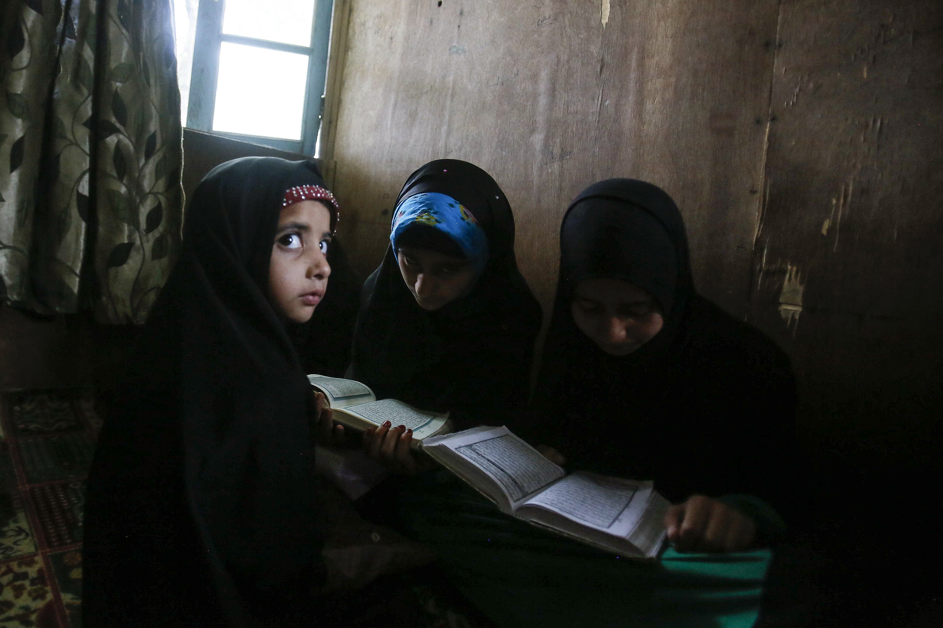 Niños musulmanes de Cachemira asisten a clases de recitación del Sagrado Corán el primer día del mes de ayuno del Ramadán en Srinagar, Cachemira controlada por la India, el 7 de mayo de 2019. (Foto AP / Mukhtar Khan)