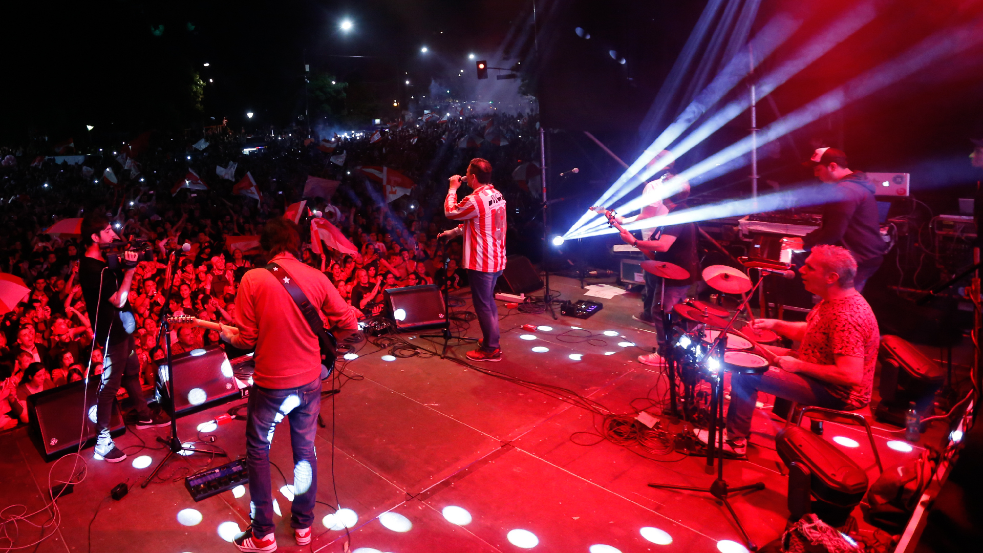 La caravana al nuevo estadio terminó con una fiesta y música (Nicolás Aboaf)