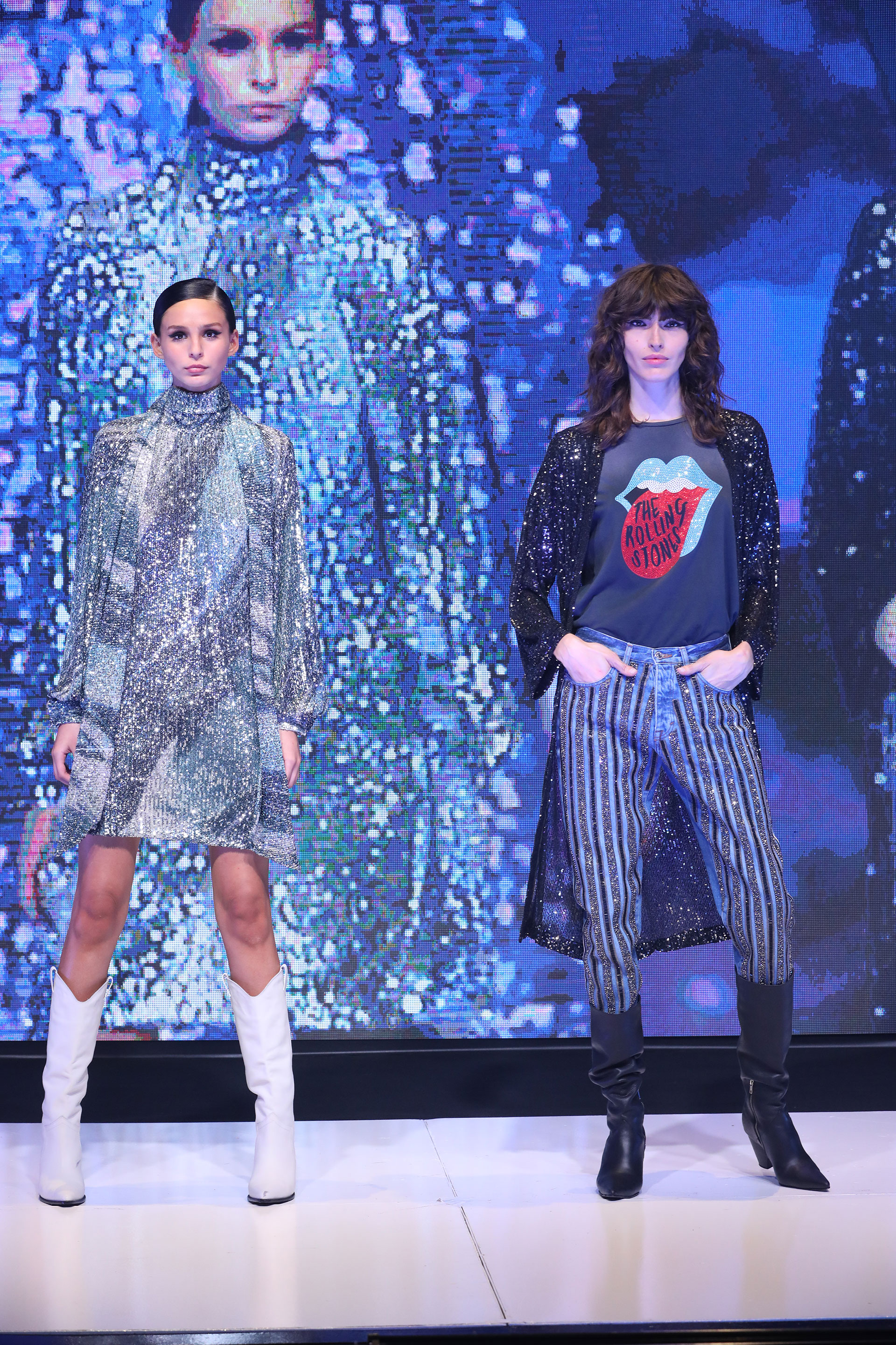 Brillos. Un vestido con cuello polera, mangas abullonadas y botas cowboy blancas, el look elegido para Juana (Grupo Brandy)