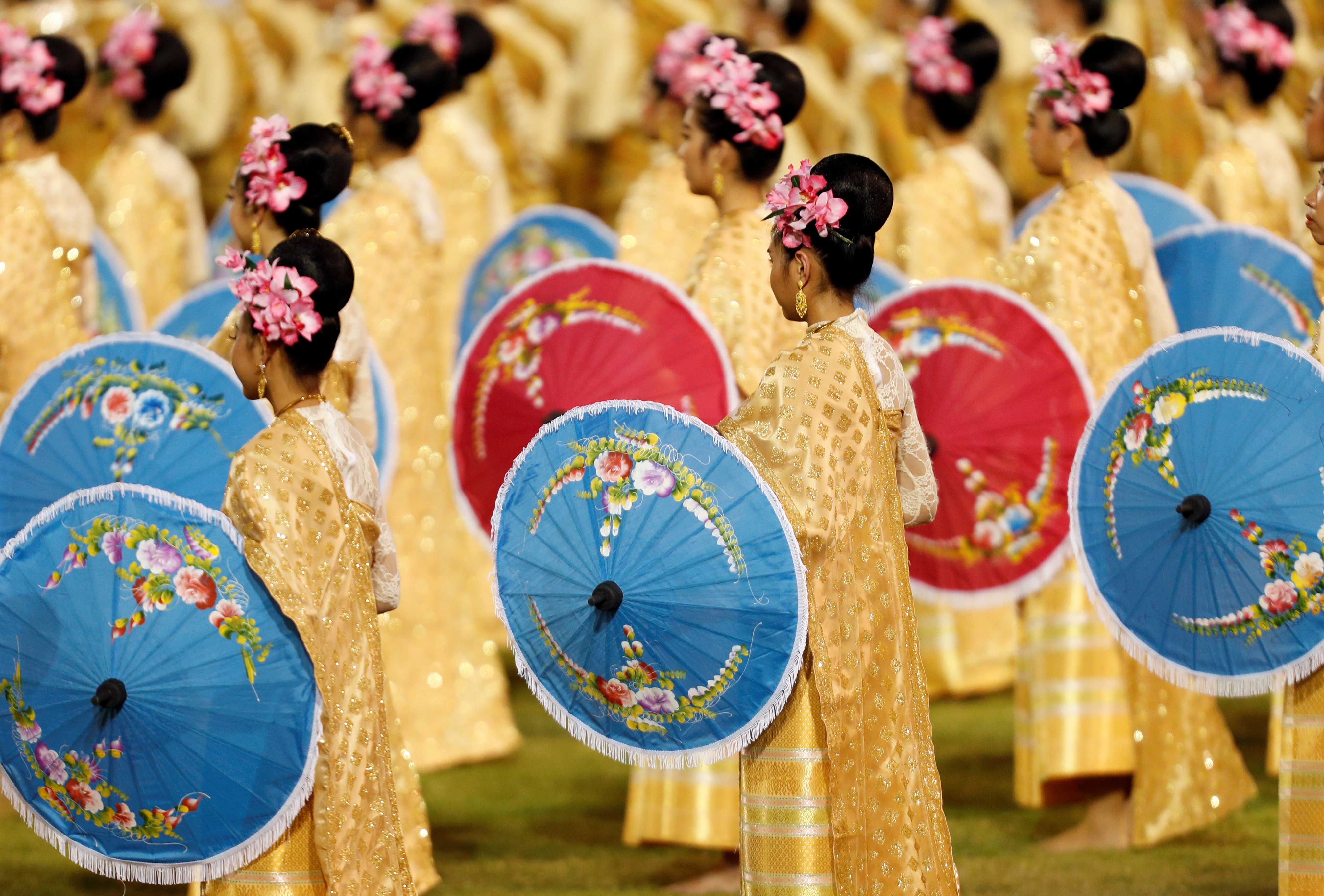 Un danza tradicional hecho por mujeres con sombrillas coloridas (REUTERS)