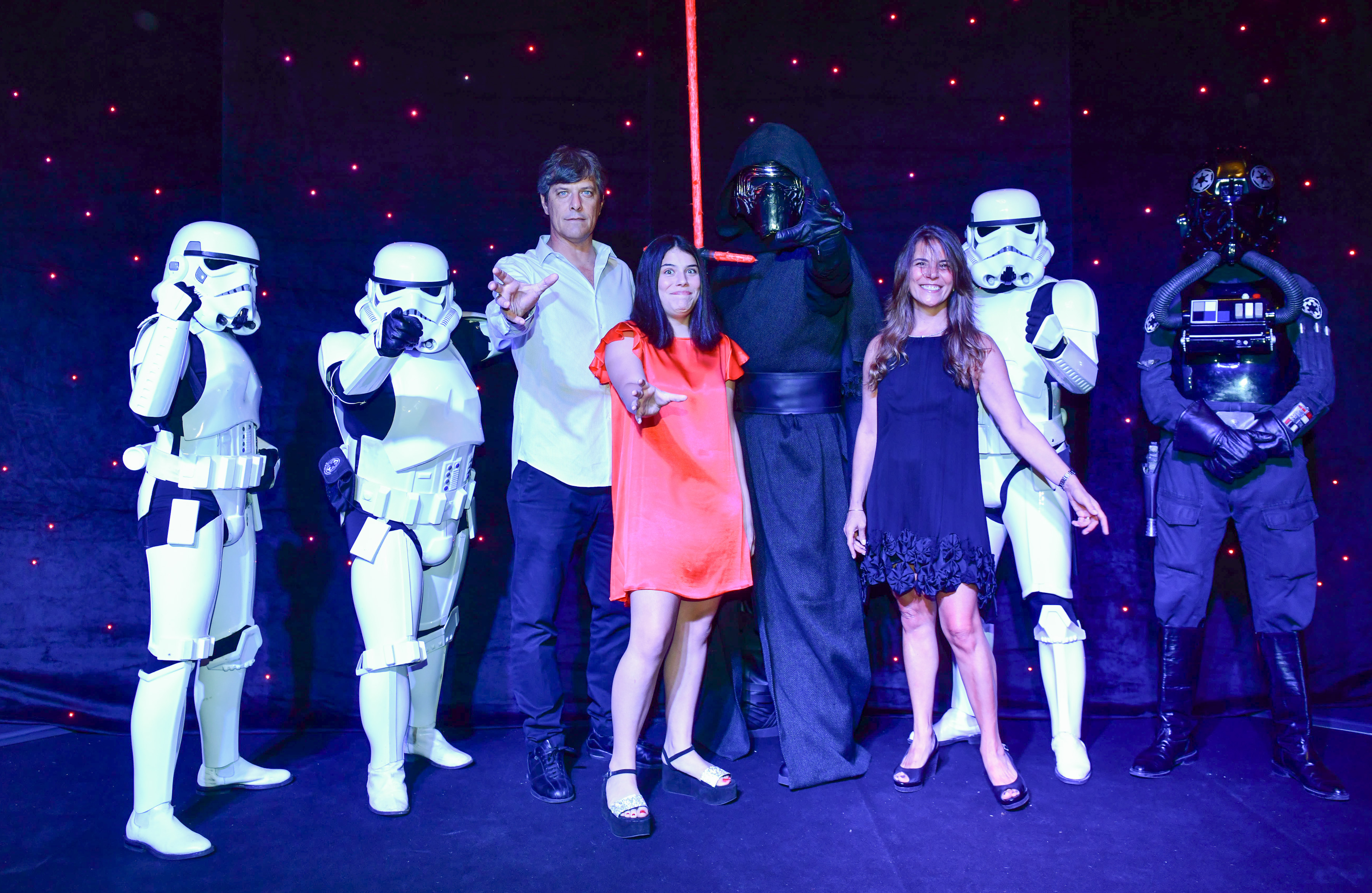 Mario Pergolini asistió al Teatro Colón en compañía de su familia, con quien se divirtió en la plataforma de personajes de Star Wars, ubicado en el foyer