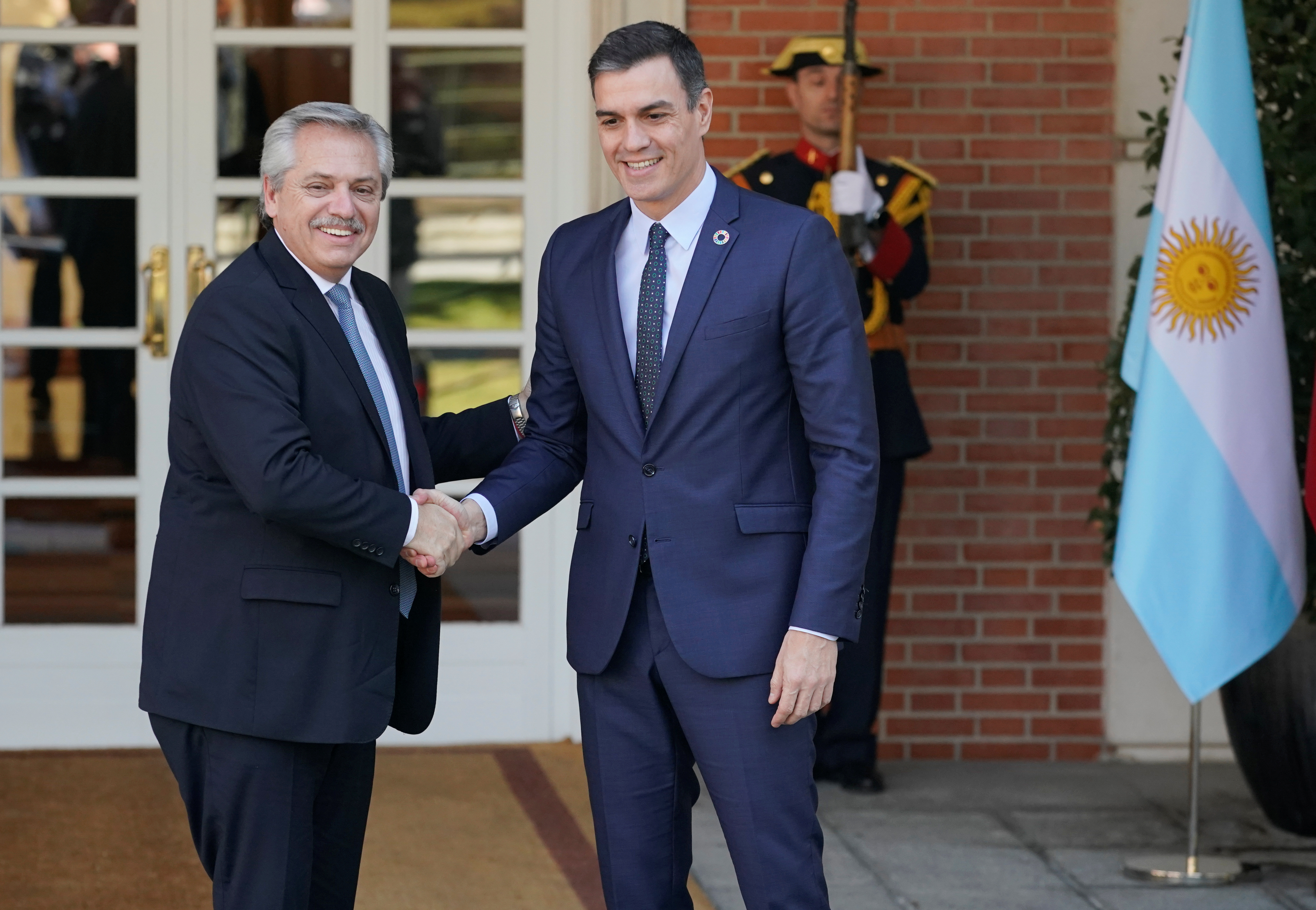 El saludo protocolar para los medios de Alberto Fernández y Pedro Sánchez