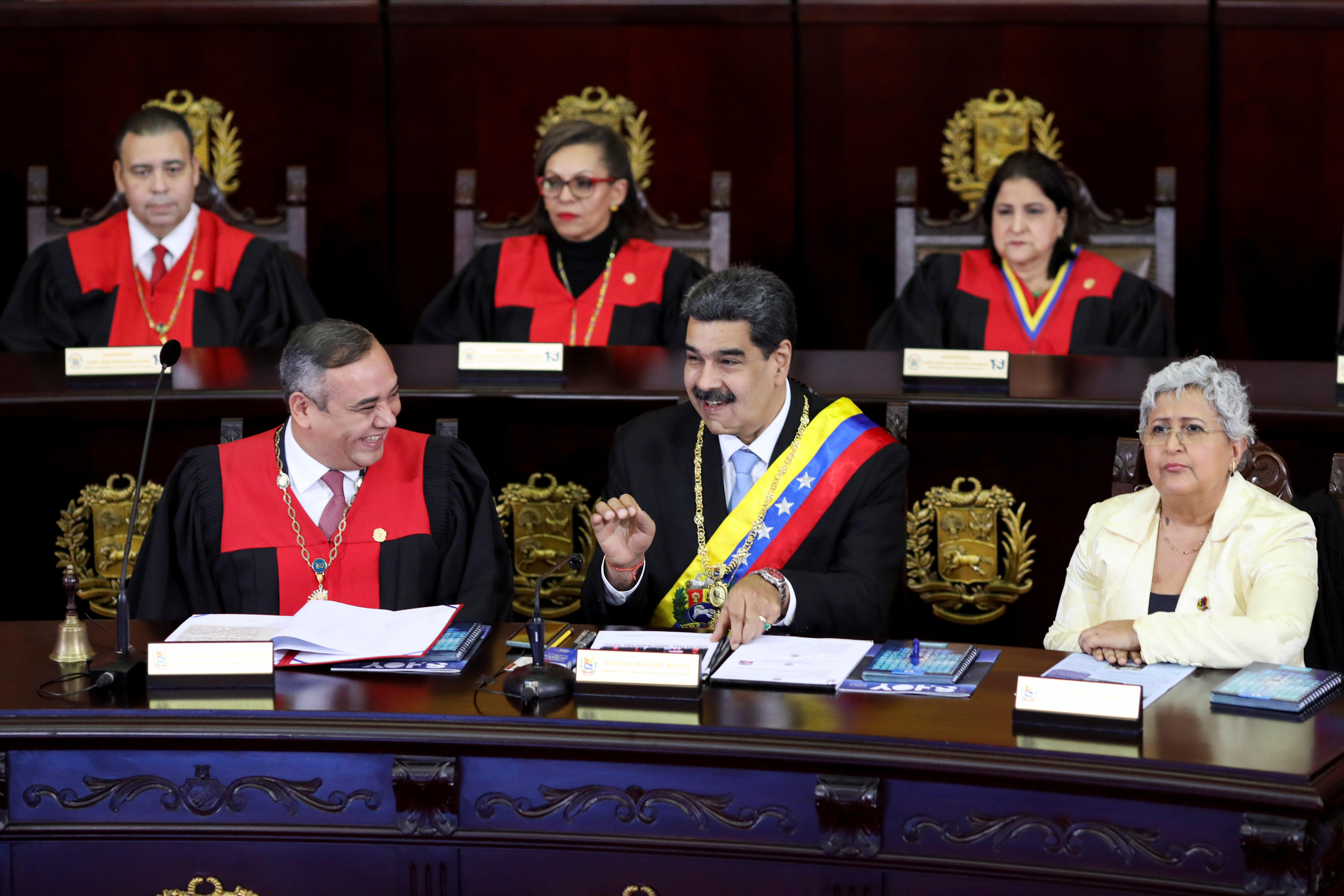 El presidente de Venezuela, Nicolás Maduro, el presidente de la Corte Suprema de Venezuela, Maikel Moreno, y el presidente del Consejo Nacional Electoral (CNE), Tibisay Lucena, participan en la ceremonia que marca la apertura del nuevo mandato judicial en Caracas, Venezuela, el 31 de enero de 2020. (REUTERS / Manaure Quintero)
