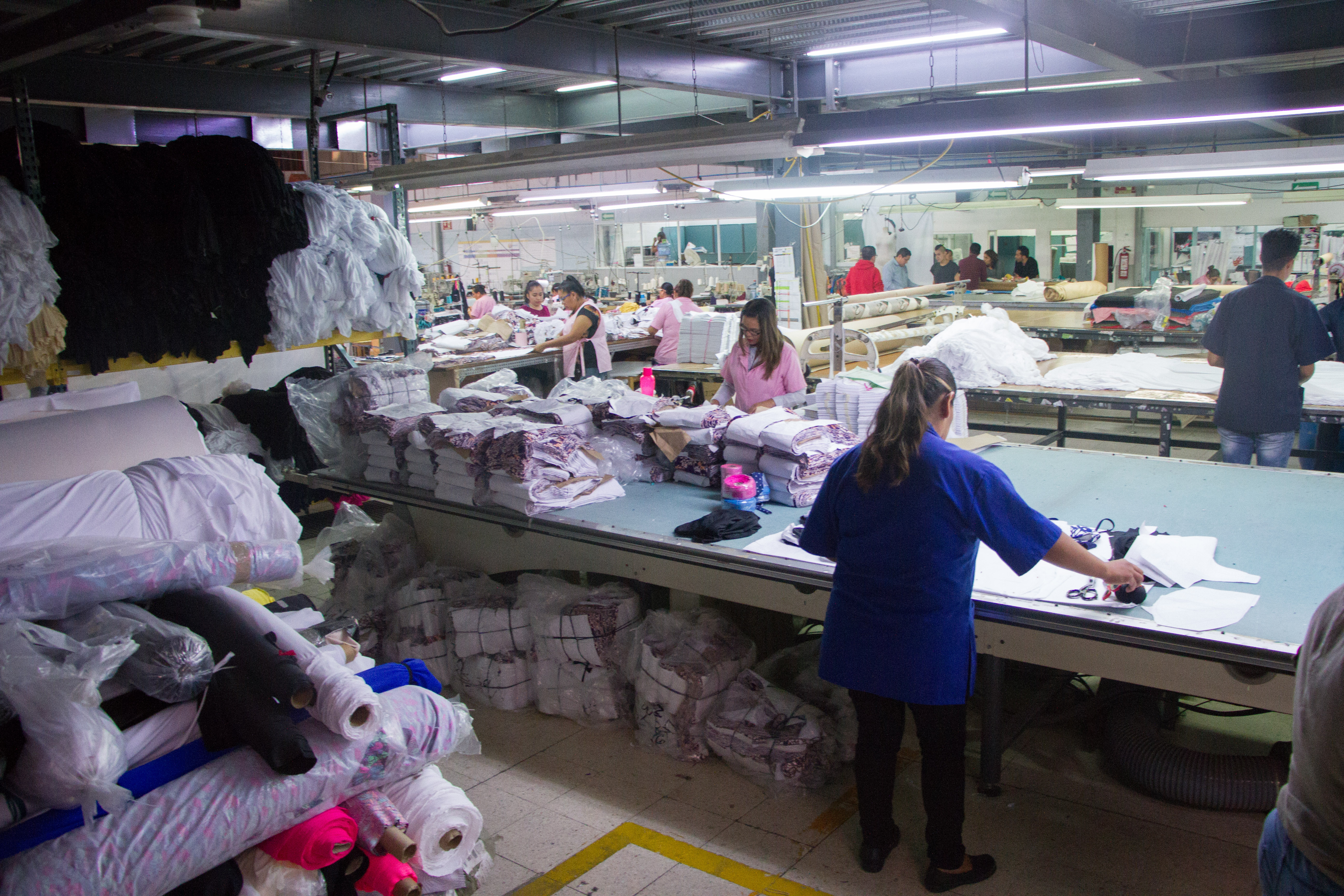 Trabajadores de la fábrica de ropa deportiva, en la colonia Pantitlán, alcaldia de Iztacalco FOTO: VICTORIA VALTIERRA /CUARTOSCURO