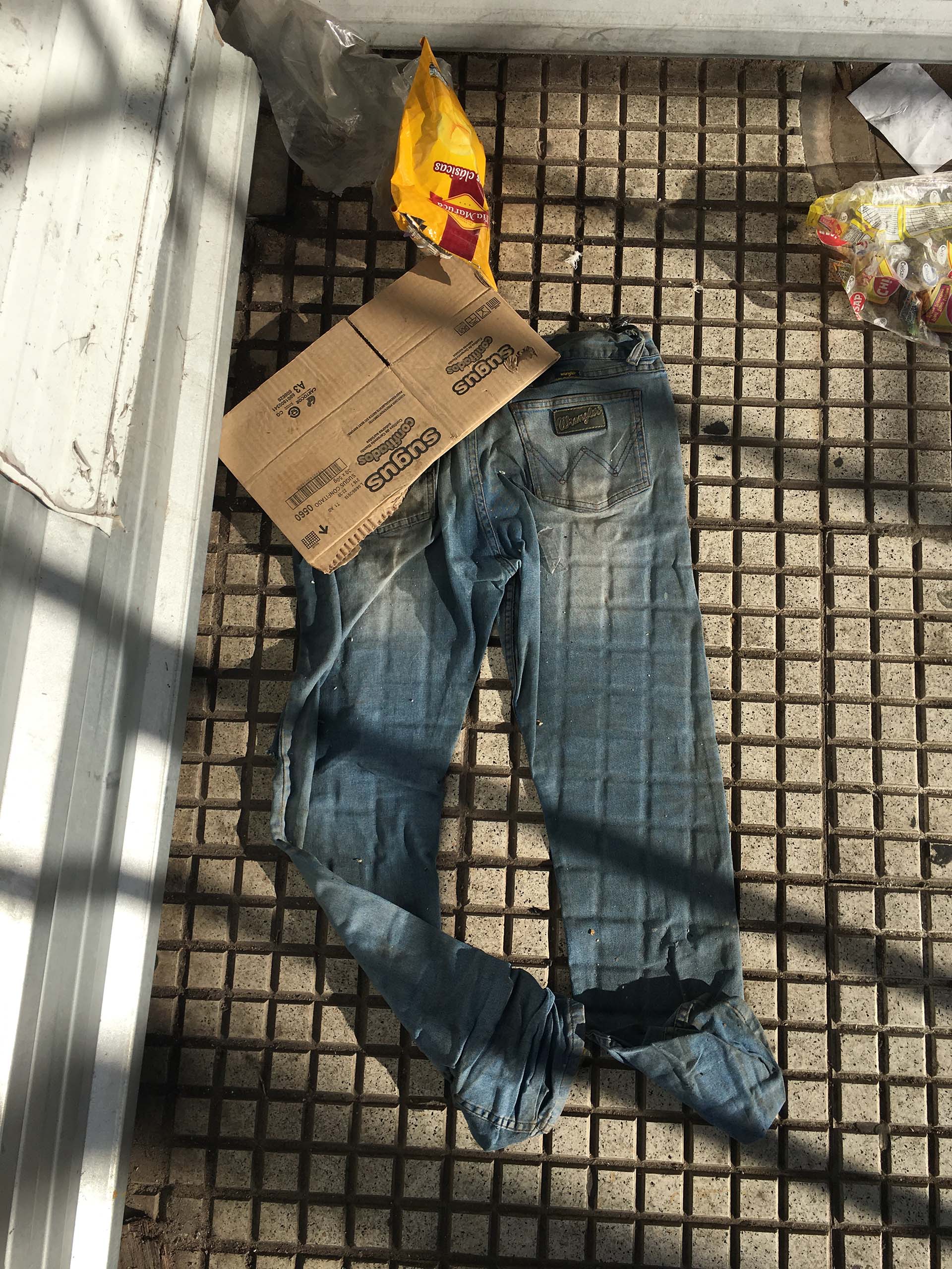 Había salido del subte en la Plaza Constitución. Giró sobre la calle Brasil y encontró contra la pared, un jean mojado y bolsas de comida alrededor. Sacó la cámara que siempre lleva consigo e inmortalizó el hallazgo: