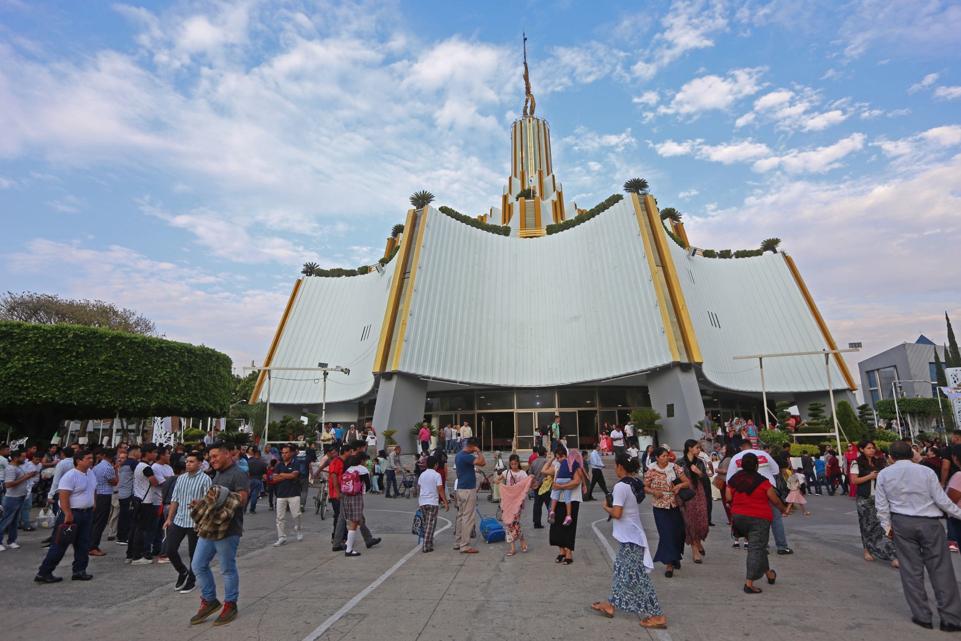 GUADALAJARA, JALISCO, 05JUNIO2019.- Feligreses de la congregación de la Luz del Mundo (LDM) acuden a la iglesia central ubicada en la colonia Hermosa Provincia, para orar por su máximo líder religioso Naasón Joaquín García, tras saber que fue detenido en Estados Unidos, acusado de trata de personas, producción de pornografía infantil, abuso sexual entre otros delitos que se le imputan.
FOTO: FERNANDO CARRANZA GARCIA / CUARTOSCURO.COM