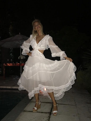 La socialité y PR internacional, Lily Sciorra, recibió el 2020 celebrando el gran éxito de su empresa “Anfitrionas en Madrid” con una gran fiesta en su mansión esteña de La Barra, Las Palmas. El dress code requería vestimenta blanca y un “touch” brillante. La actuación de Los Totoras fue el gran broche final de esta exclusiva celebración