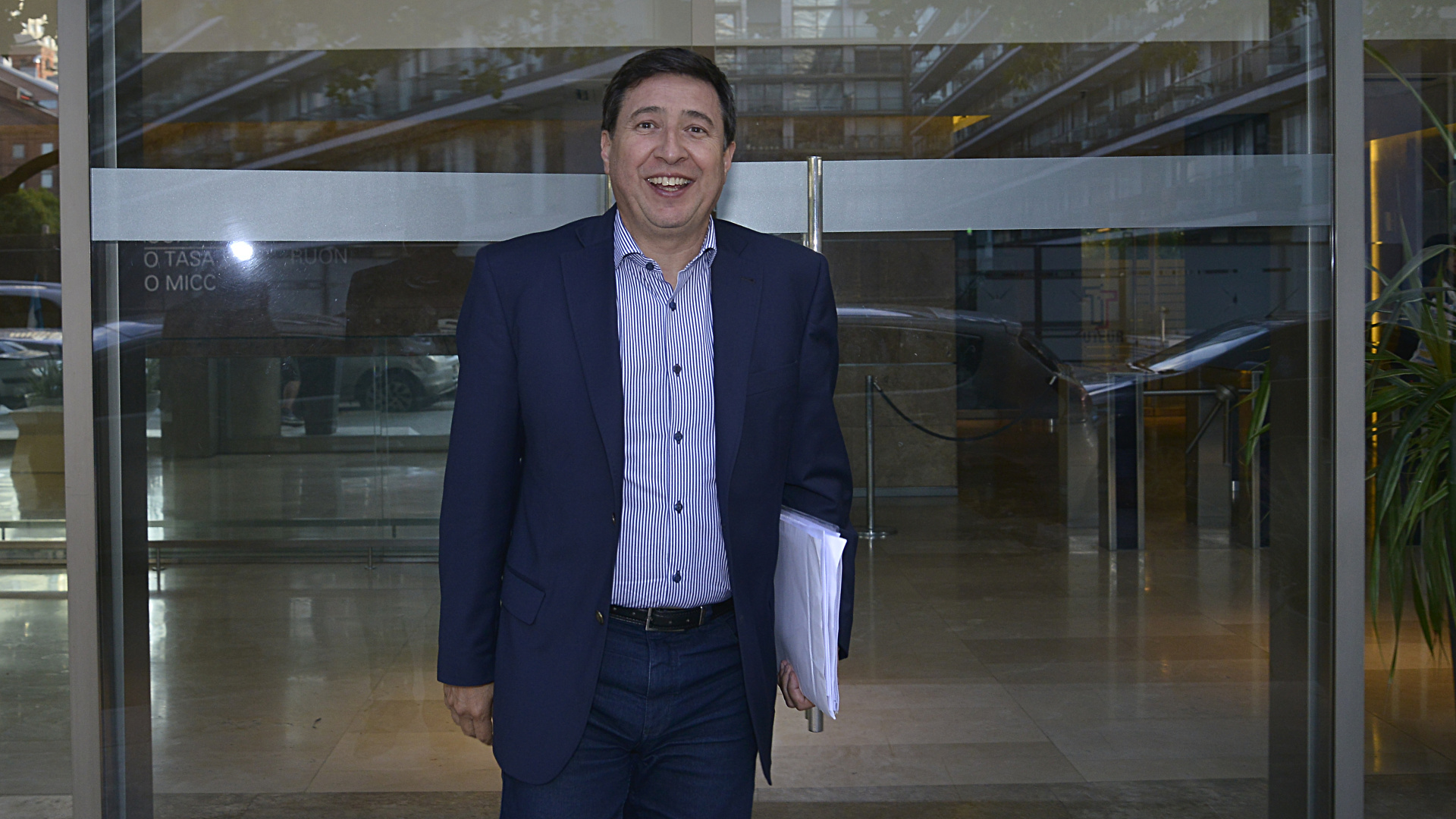 Daniel Arroyo al salir hoy de las oficinas de Puerto Madero (Fotos Gustavo Gavotti)