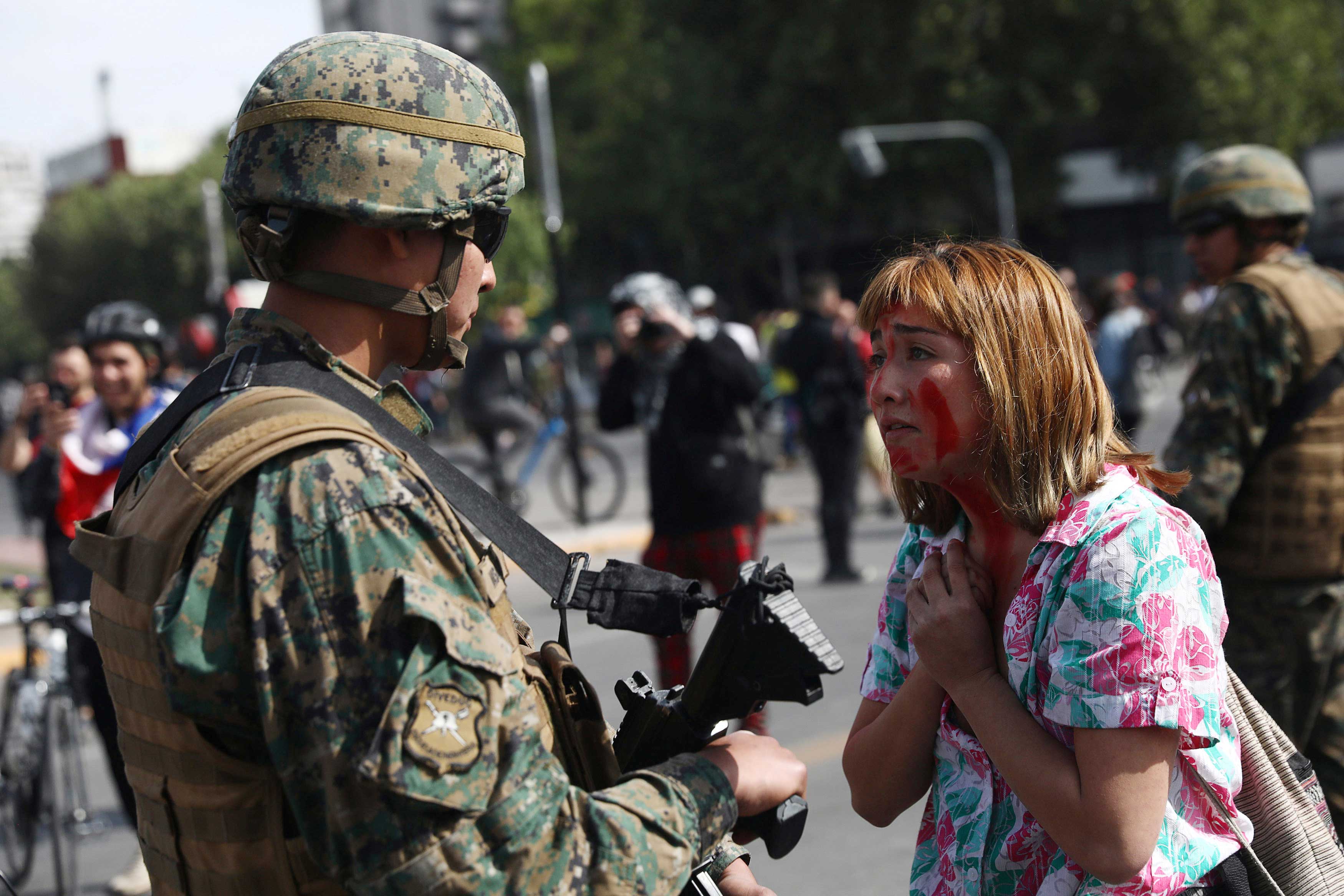Una manifestantes dialoga con un soldado en la calles de la capital chilena