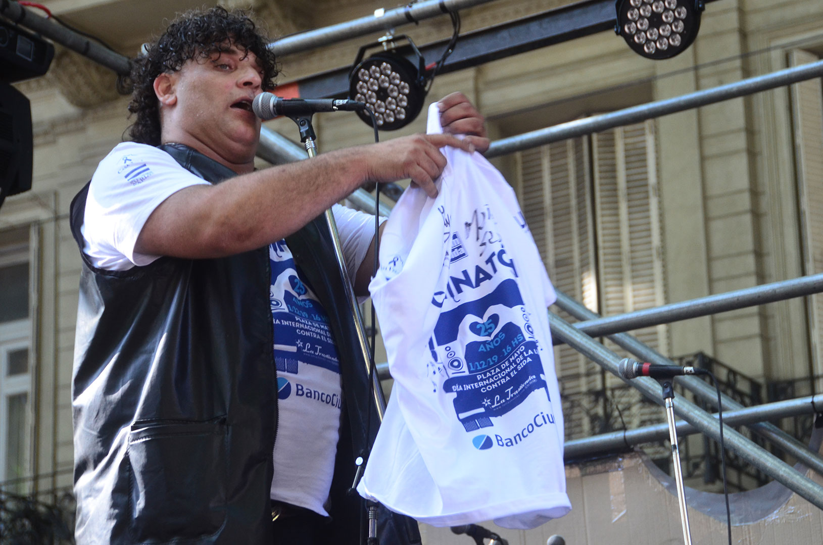 Al ser gratuita la jornada, las remeras del Caminatón se podían adquirir en los puestos cercanos al camión para contribuir con la banda
