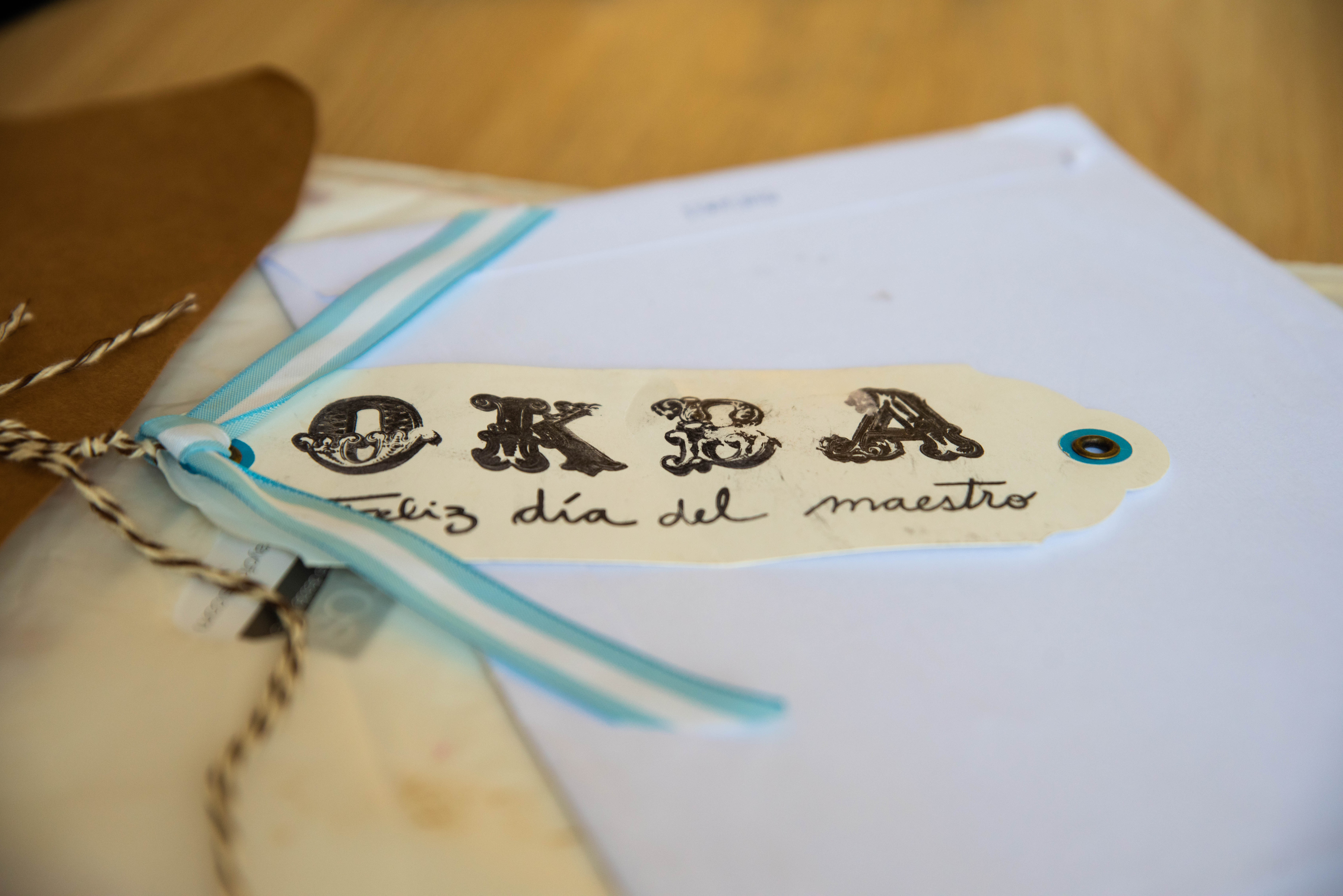Okba conserva los regalos que le hicieron sus alumnos para el día del maestro. Actualmente trabaja en dos colegios del Gran Buenos Aires con alumnos de primara y secundaria