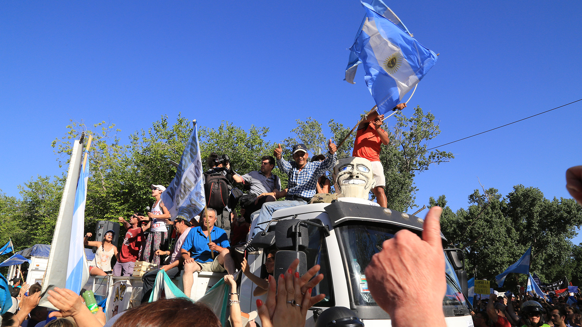 Ayer domingo cuatro personas fueron detenidas por amenazas al teléfono celular del gobernador Suárez.